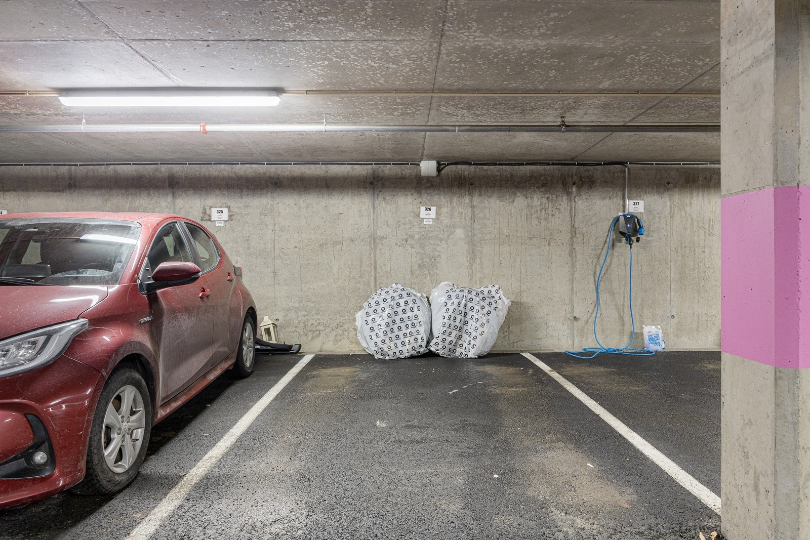 En parkeringsplass i felles garasjeannlegg. Galleribilde