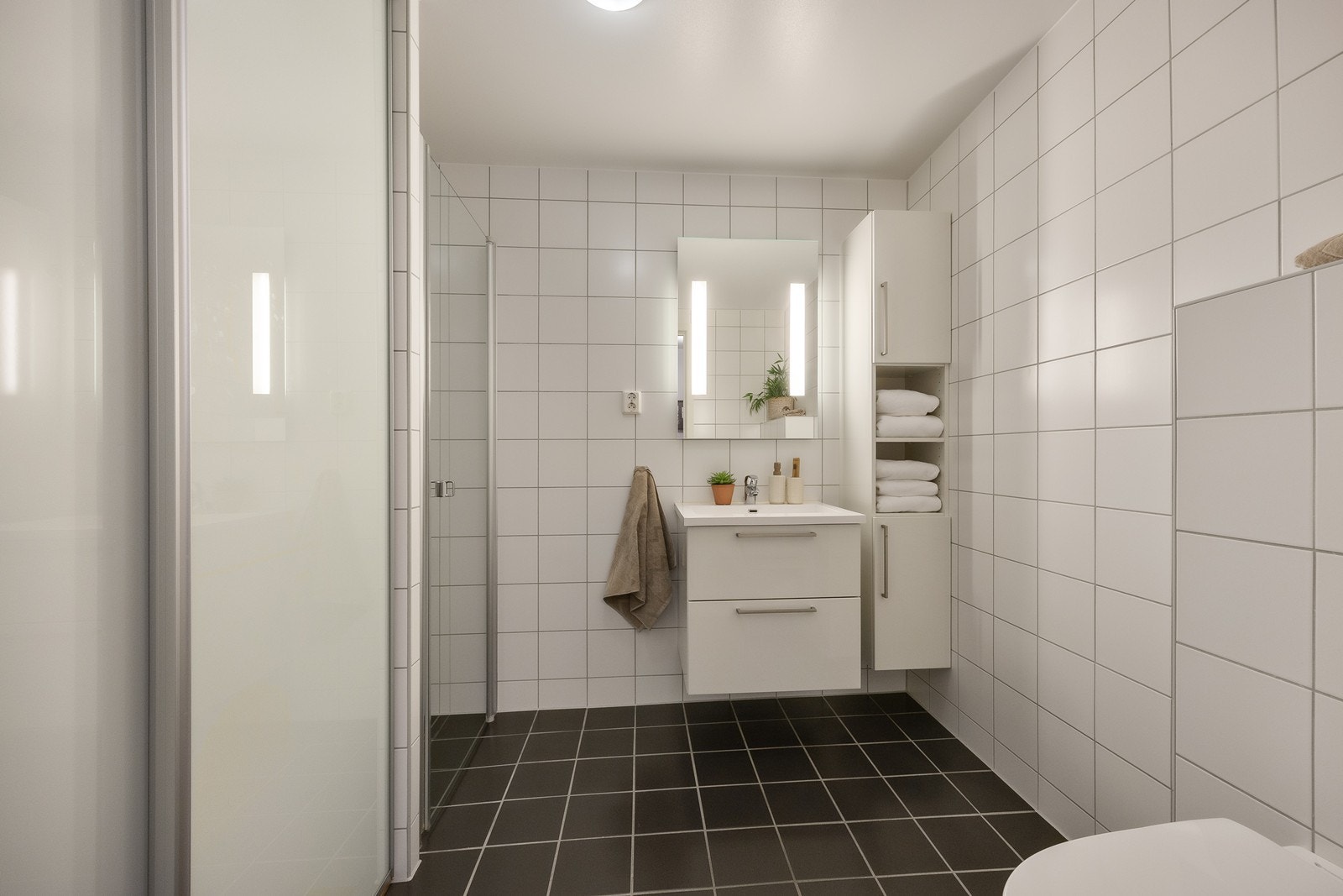 Baderommet er helfliset med varme i gulv. Galleribilde