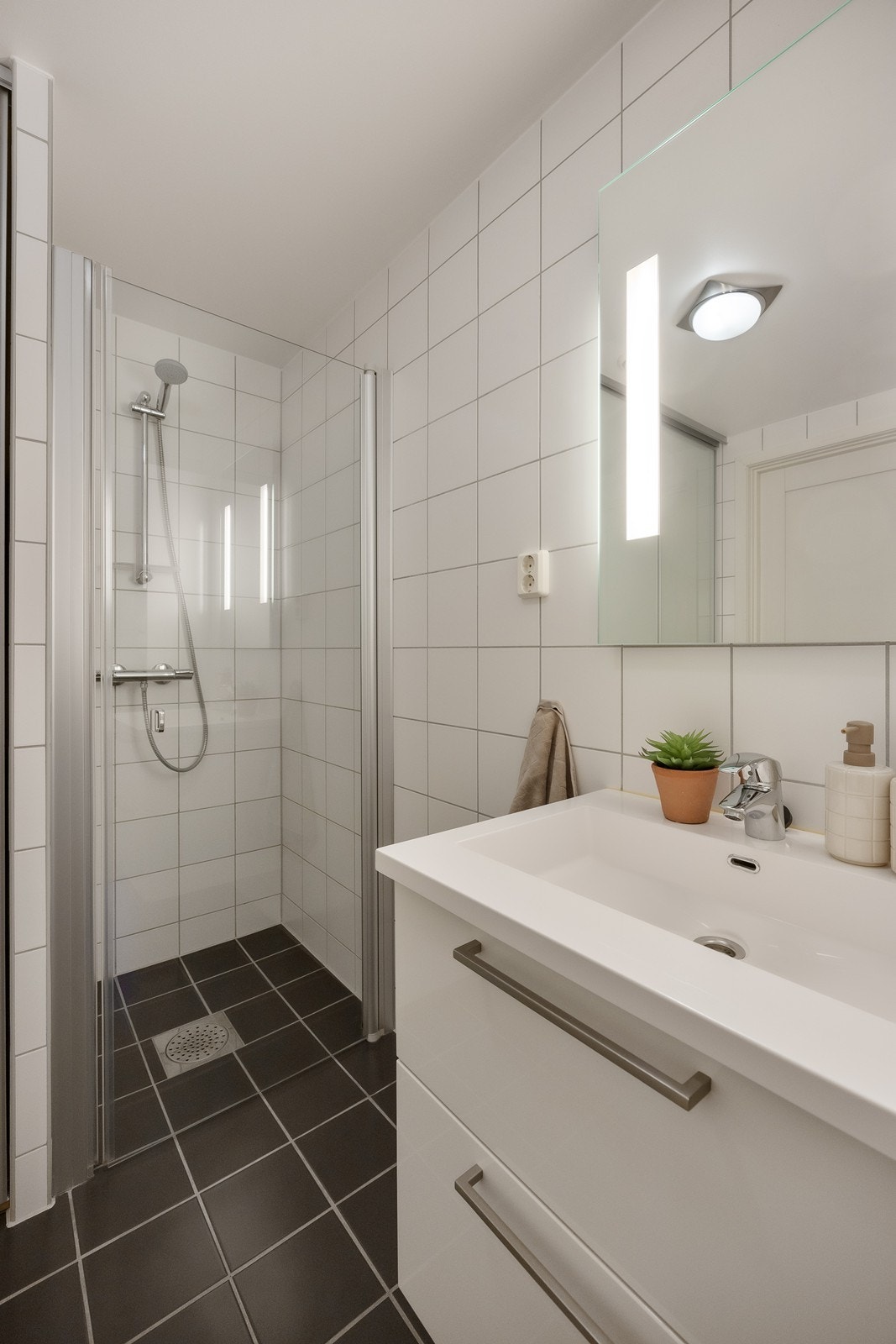 Dusjnisjen har en praktisk glassdør foran. Galleribilde