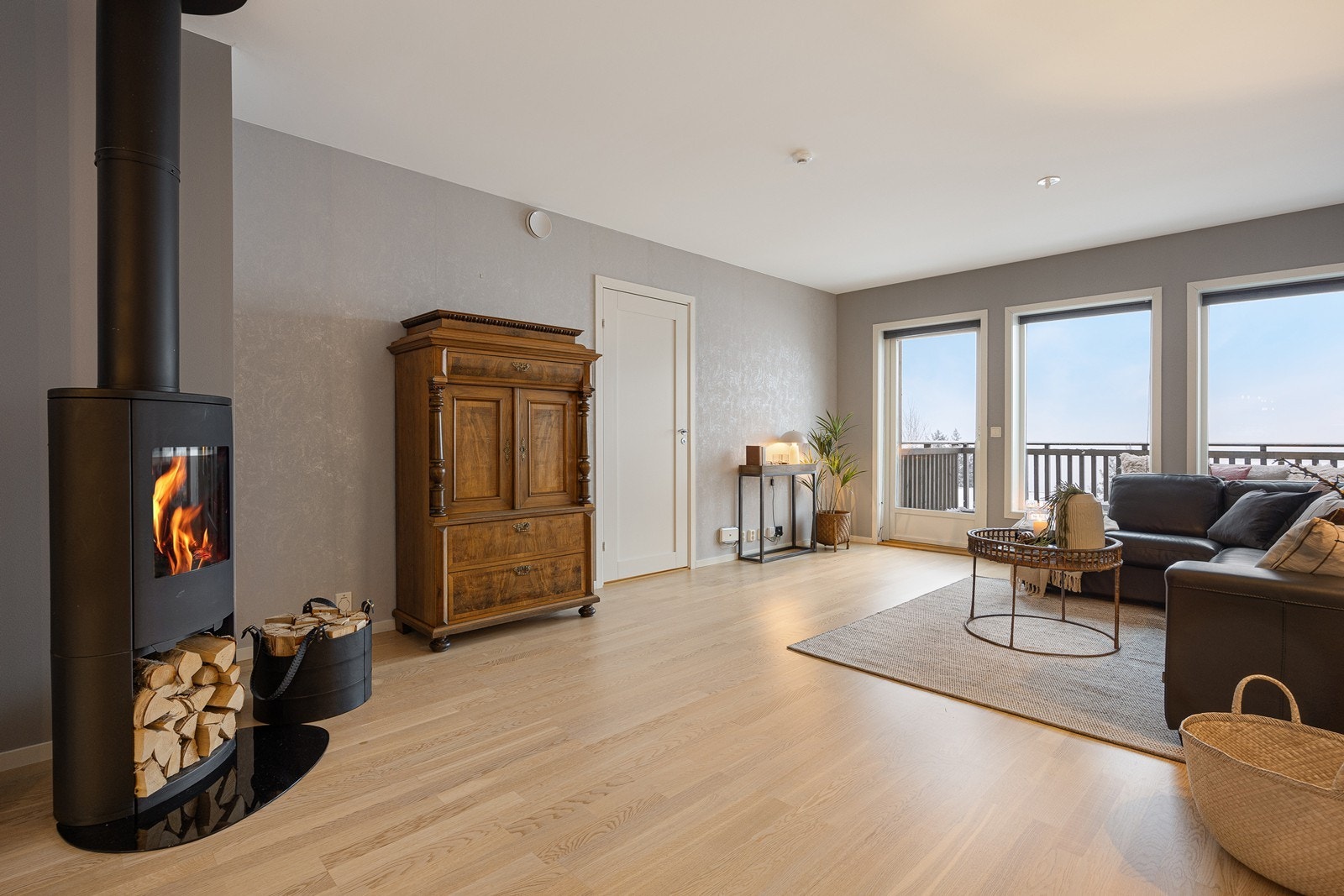 I hjertet av stuen er det peis. Dette sikrer god varmet også på kalde vinterkvelder. Galleribilde