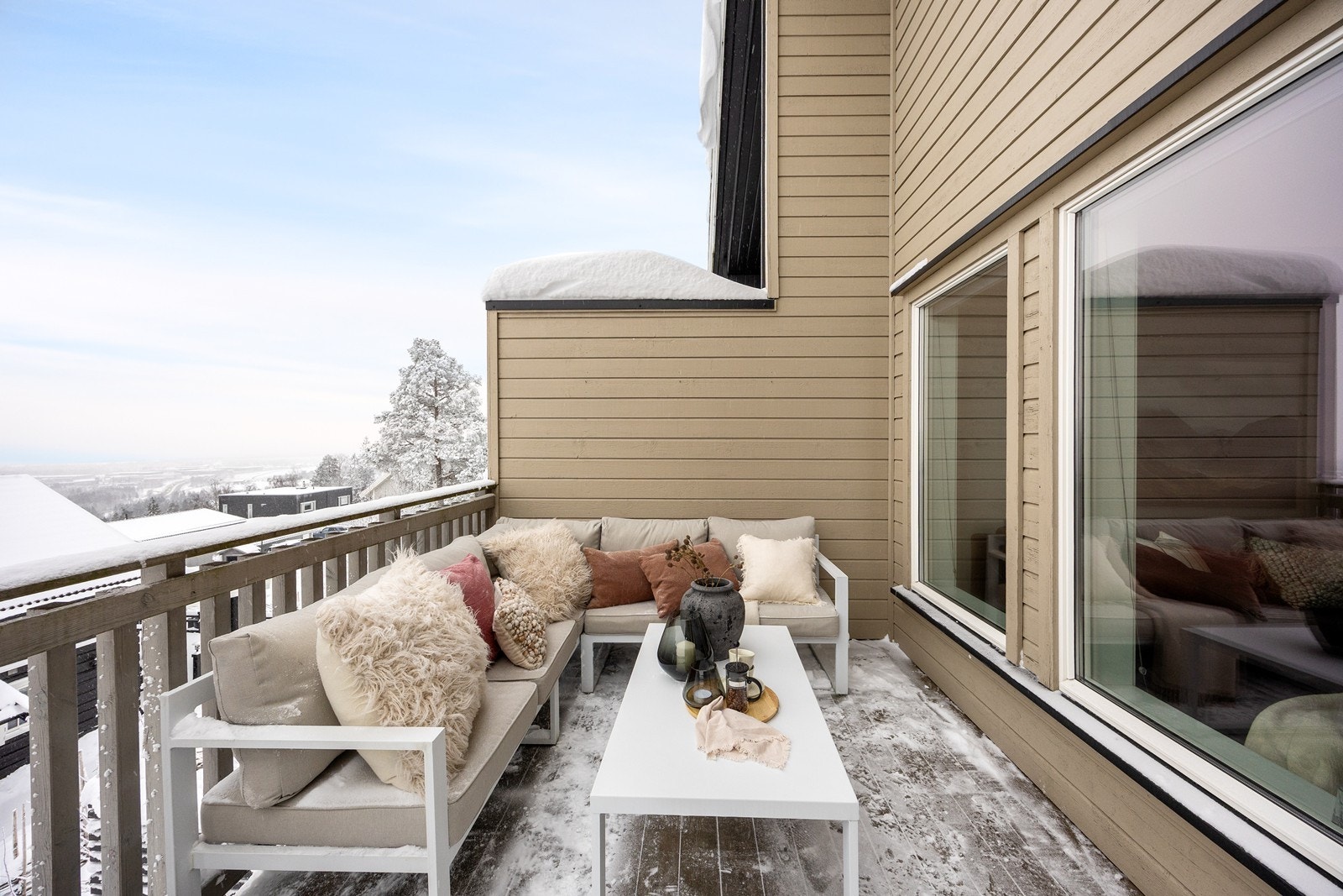 Ute på balkongen er det god plass til å nyte et herlig grillmåltid i solveggen når sommeren melder sin ankomst. Galleribilde