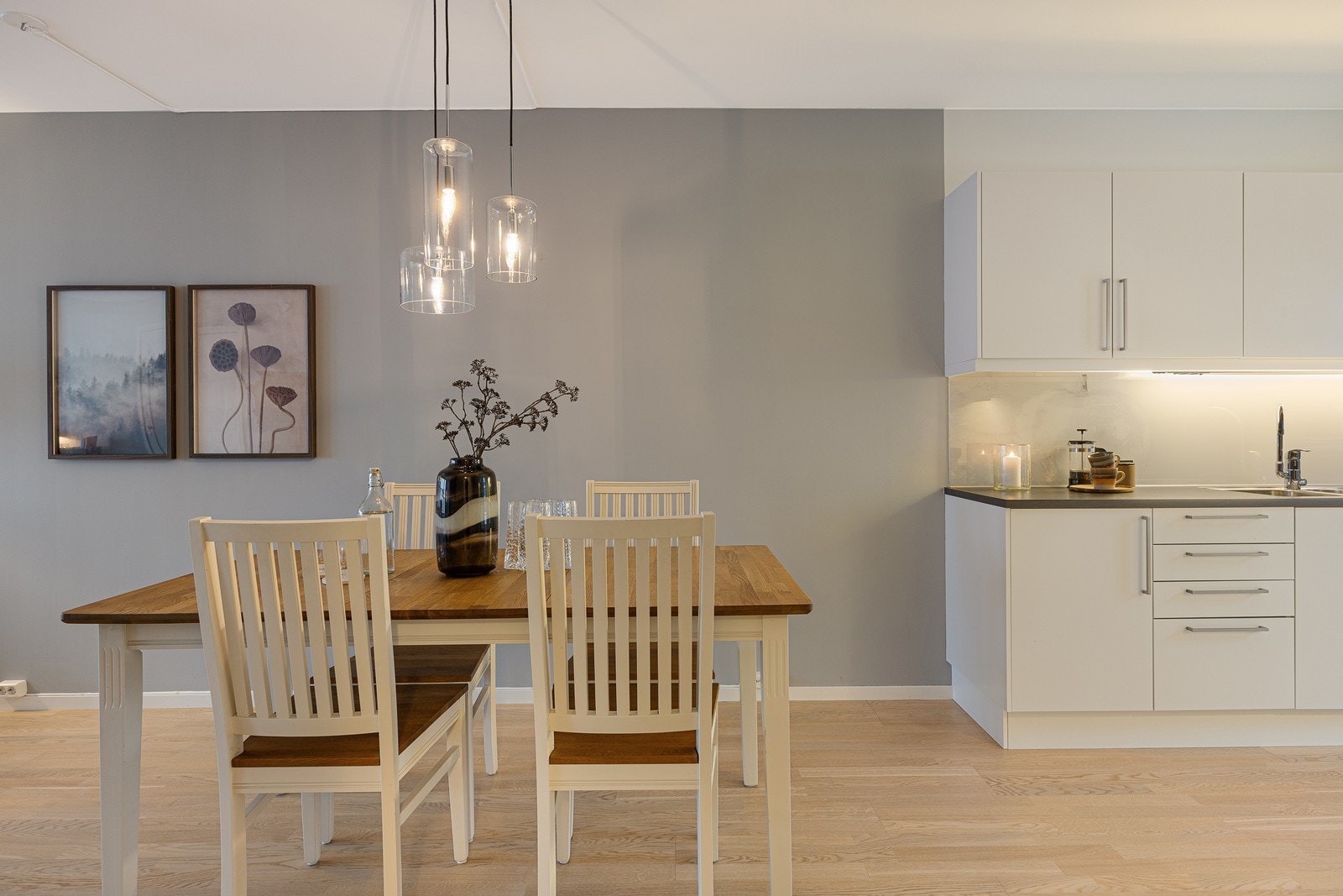 Med god plass til kjøkkenbord for hele familien. Galleribilde