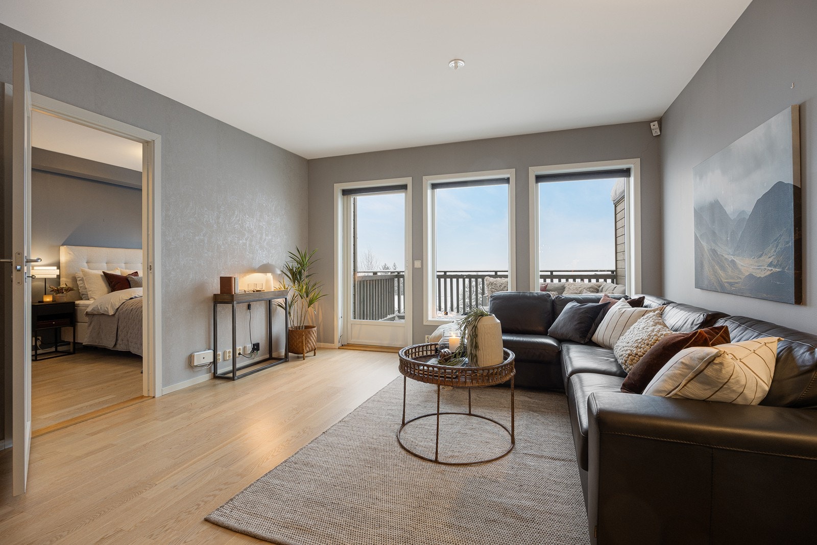 Vegg i vegg med stuen ligger hovedsoverommet. Galleribilde