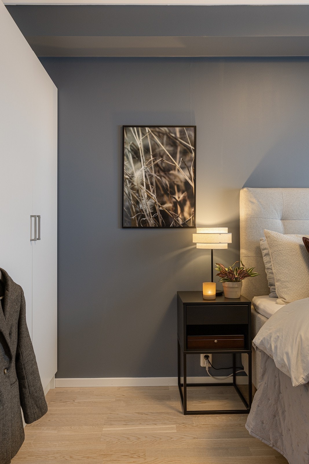 Det er god plass til dobbeltseng, nattbord og annet ønskelig møblement. Galleribilde