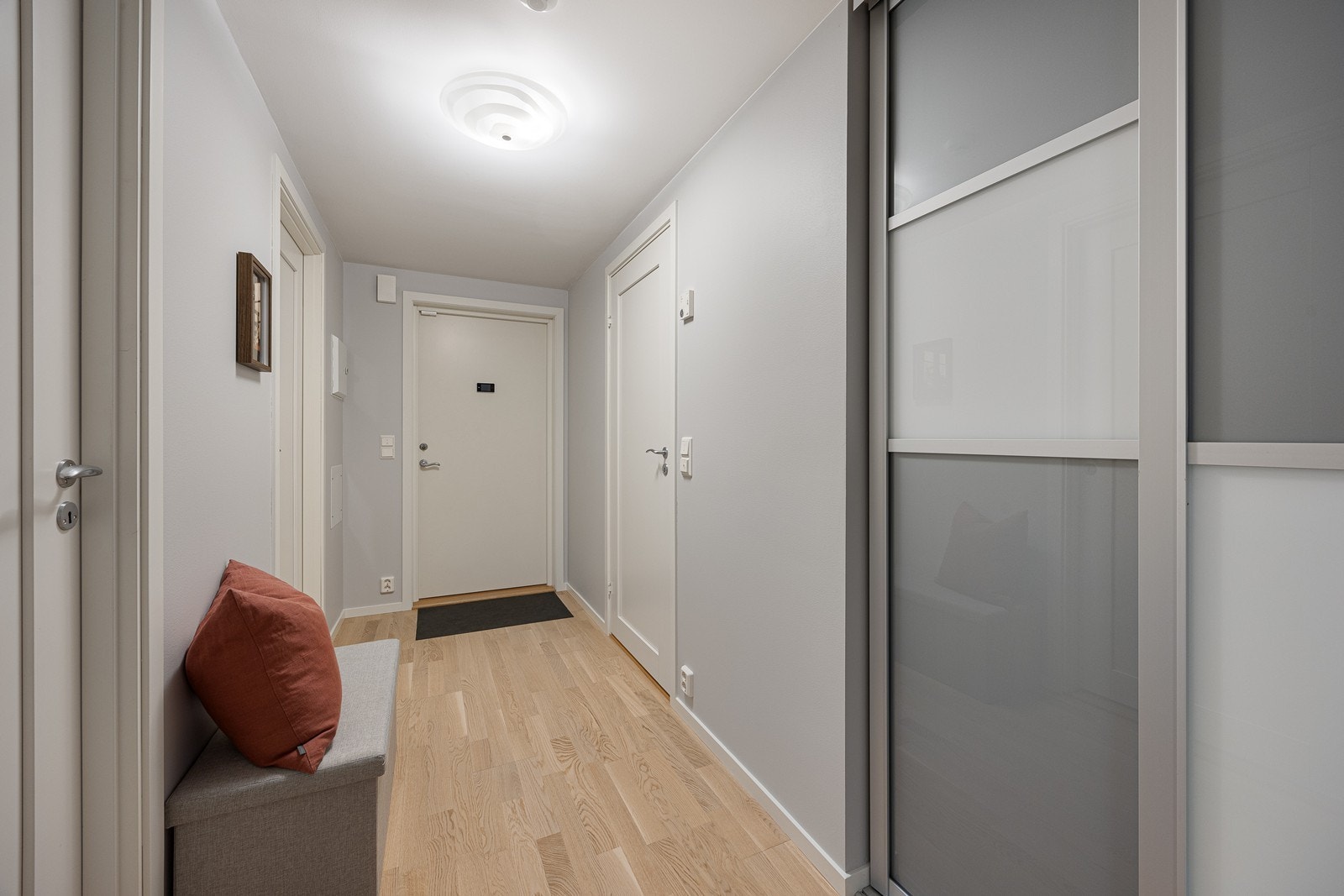 Det er montert praktisk skyvedørsgarderobe i entreen. Galleribilde