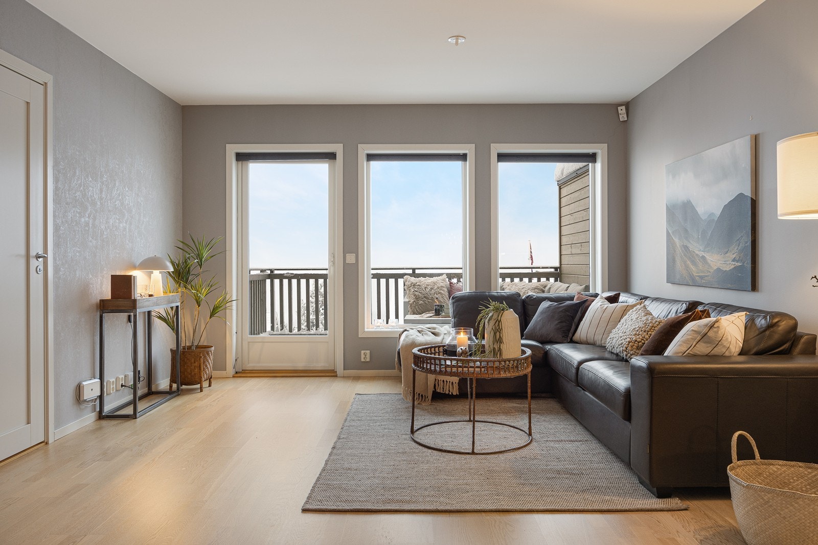 Inne i stuen er det store vindusflater som slipper inn rikelig med lys. Galleribilde