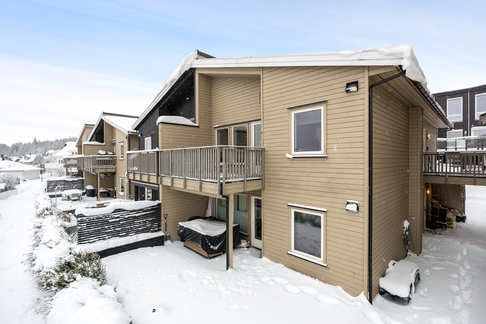 Leilgiheten ligger i 2. etasje og har to koselige balkonger på til sammen 16 kvm. Galleribilde