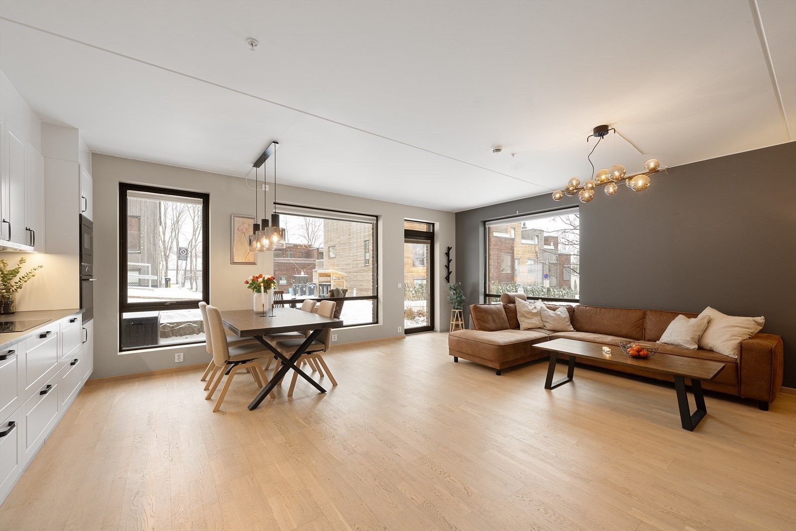 Romslig stue og kjøkken med mye lys og god takhøyde Galleribilde