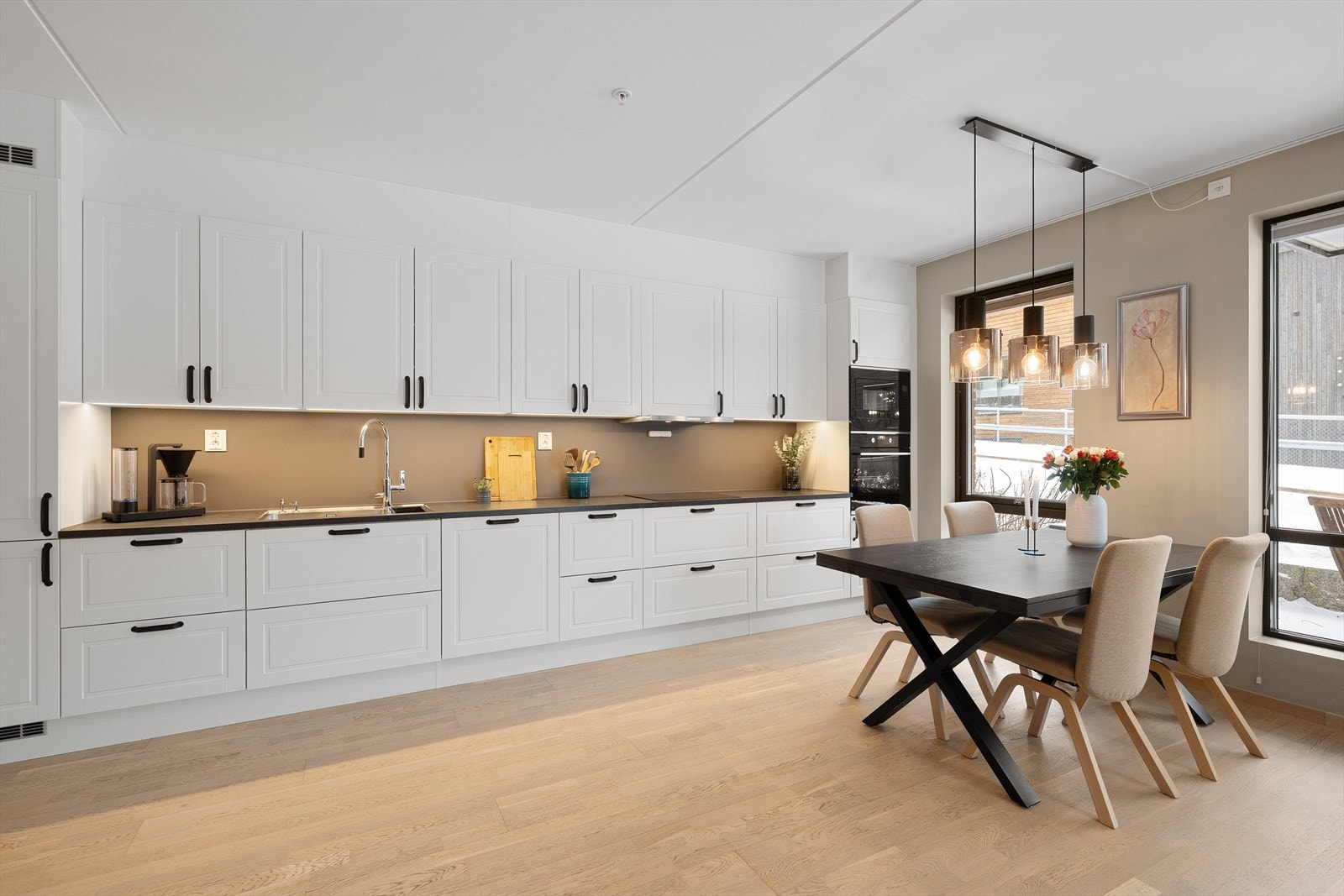 Moderne kjøkken med alle hvitevarer integrert og godt med skap- og benkeplass Galleribilde