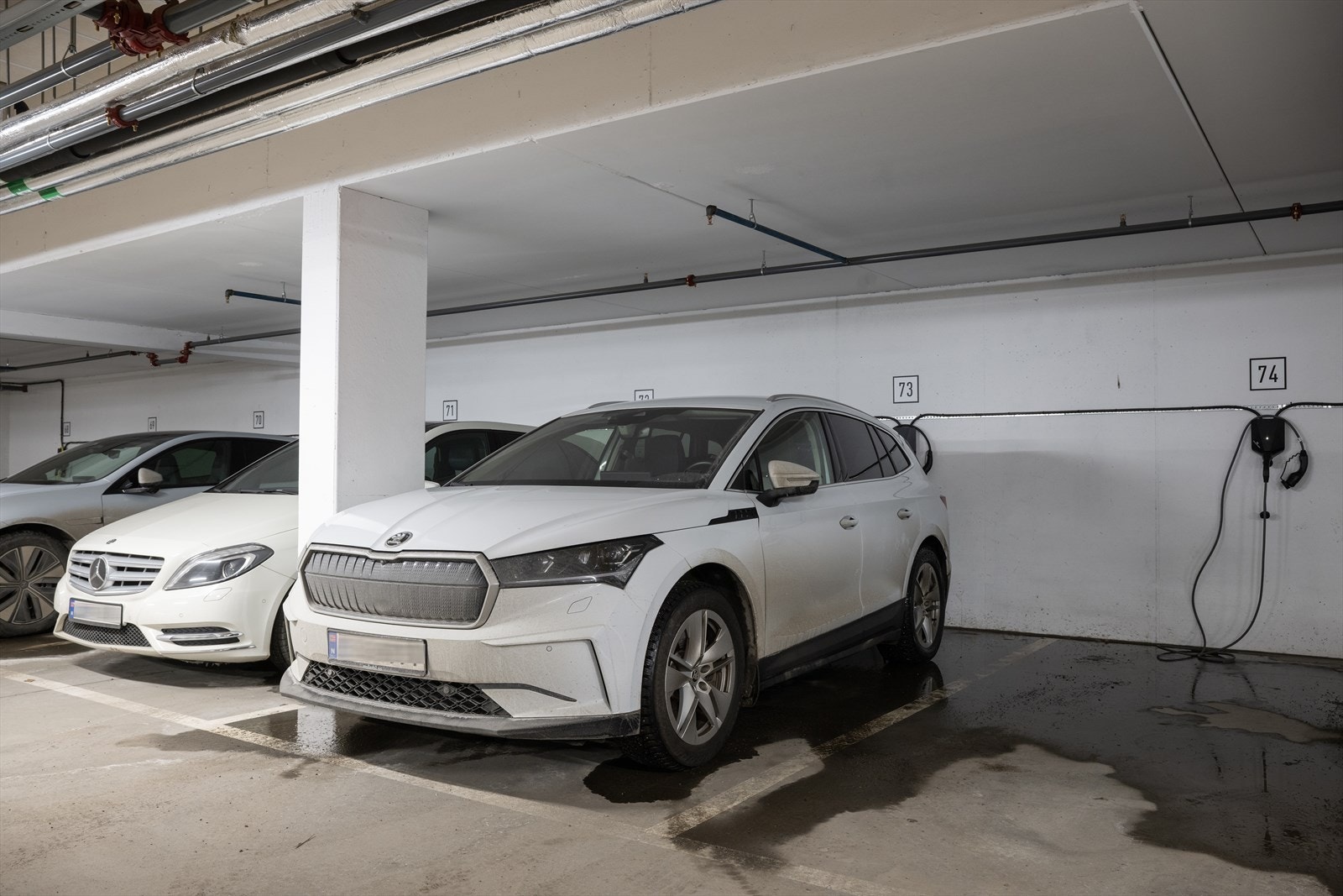 Garasjeplass med elbil-lader Galleribilde