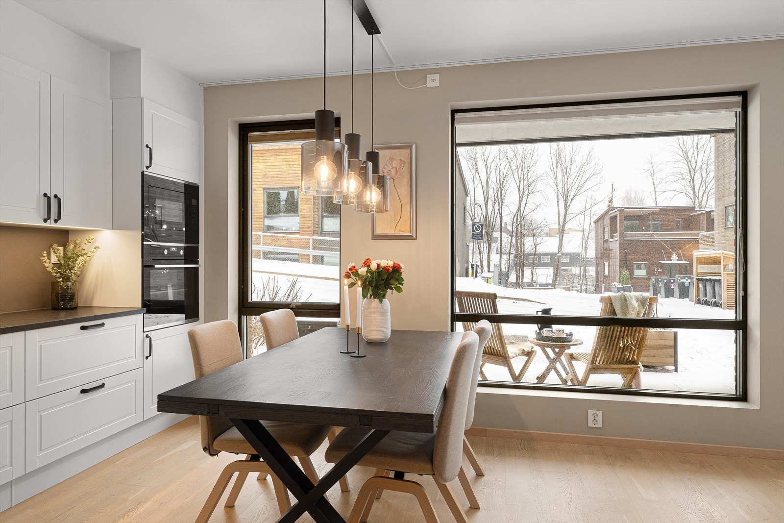 Her er plass til et stort spisebord Galleribilde