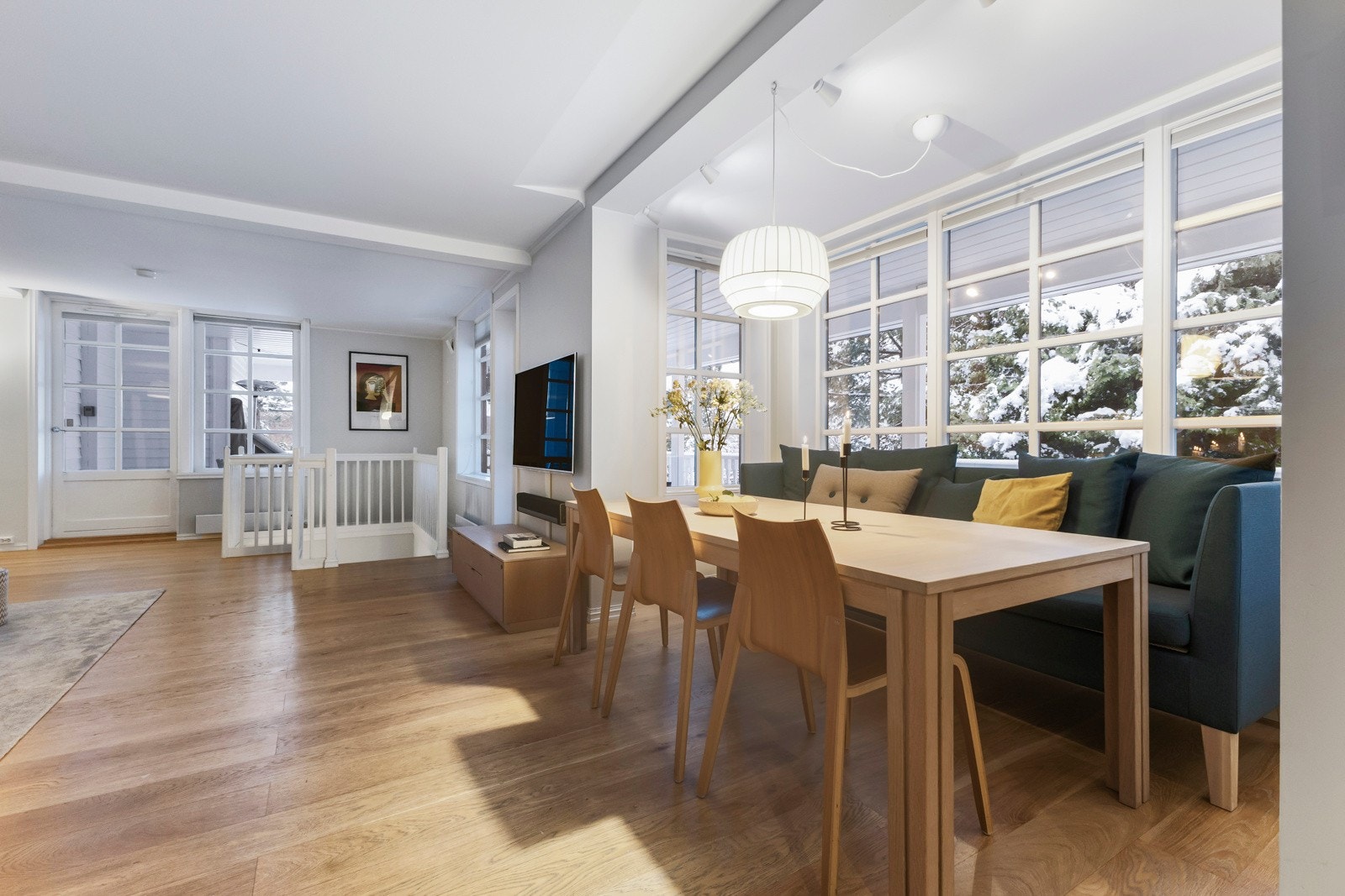 Spisegruppen er vakkert plassert ved vinduene og danner en egen, tydelig definert sone i forlengelsen av stuen. Galleribilde