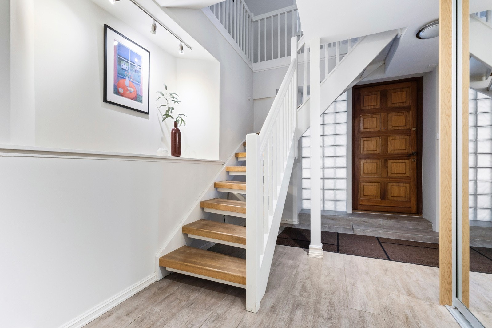 Her er det god plass til garderobeløsninger, og den gjennomtenkte utformingen gir et ryddig og representativt førsteinntrykk. Galleribilde