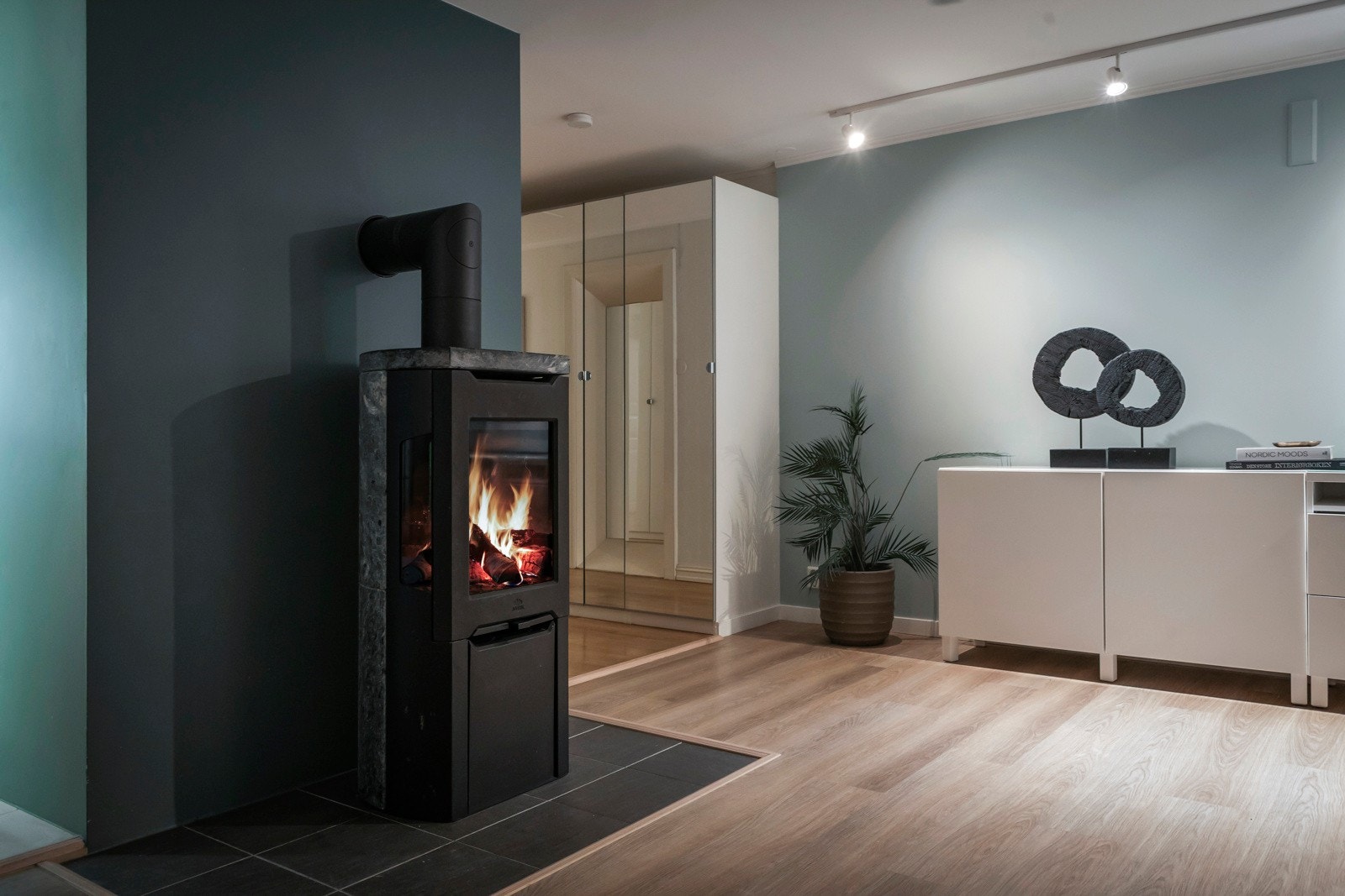 Peis tilfører rommet varme og atmosfære, og bidrar til en lun og behagelig stemning. Galleribilde