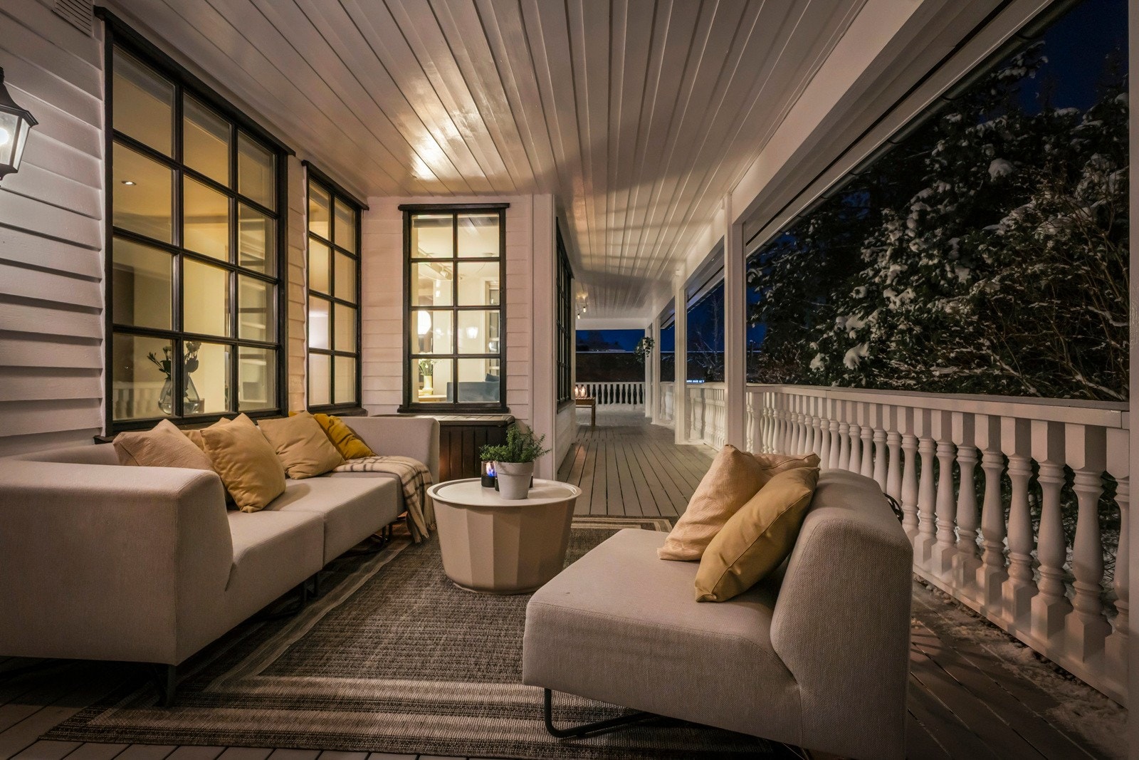 Verandaen fungerer som en forlengelse av oppholdsrommene og byr på flotte solforhold og en privat, tilbaketrukket atmosfære. Galleribilde