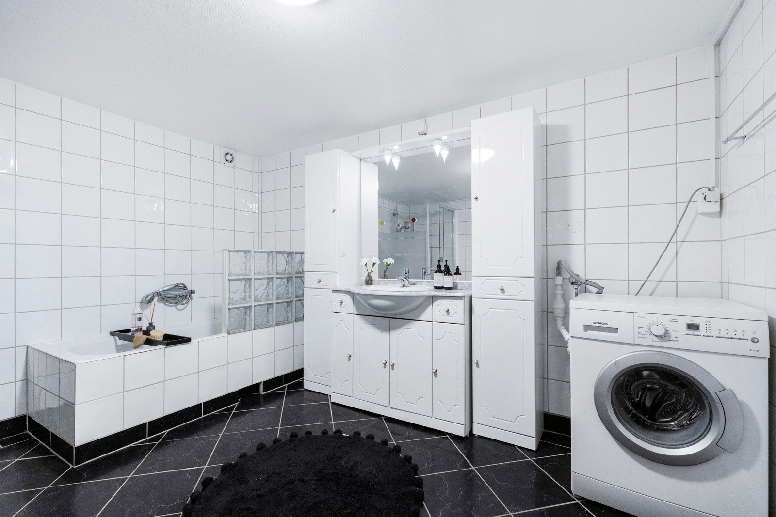 Badet i underetasjen fremstår romslig og velholdt, med en praktisk og gjennomtenkt utforming Galleribilde