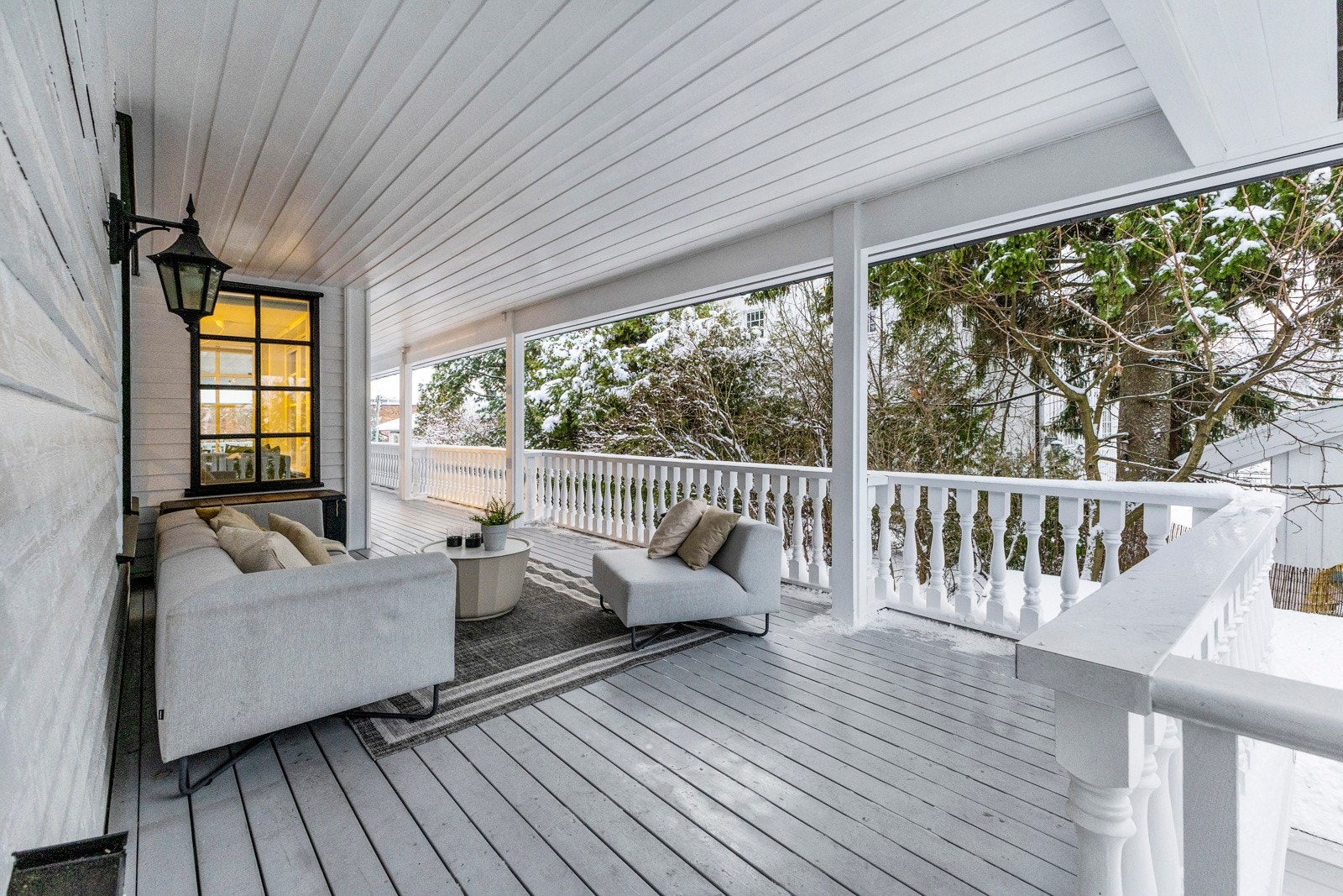 Fra hovedetasjen er det utgang til en eksepsjonelt romslig veranda på ca. 80 kvm. Galleribilde