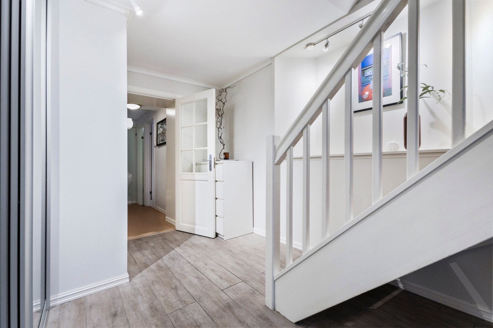 Videre fra entréen i underetasjen får man tilgang til boligens øvrige rom i denne etasjen, bestående av to soverom, bad og bod. Galleribilde