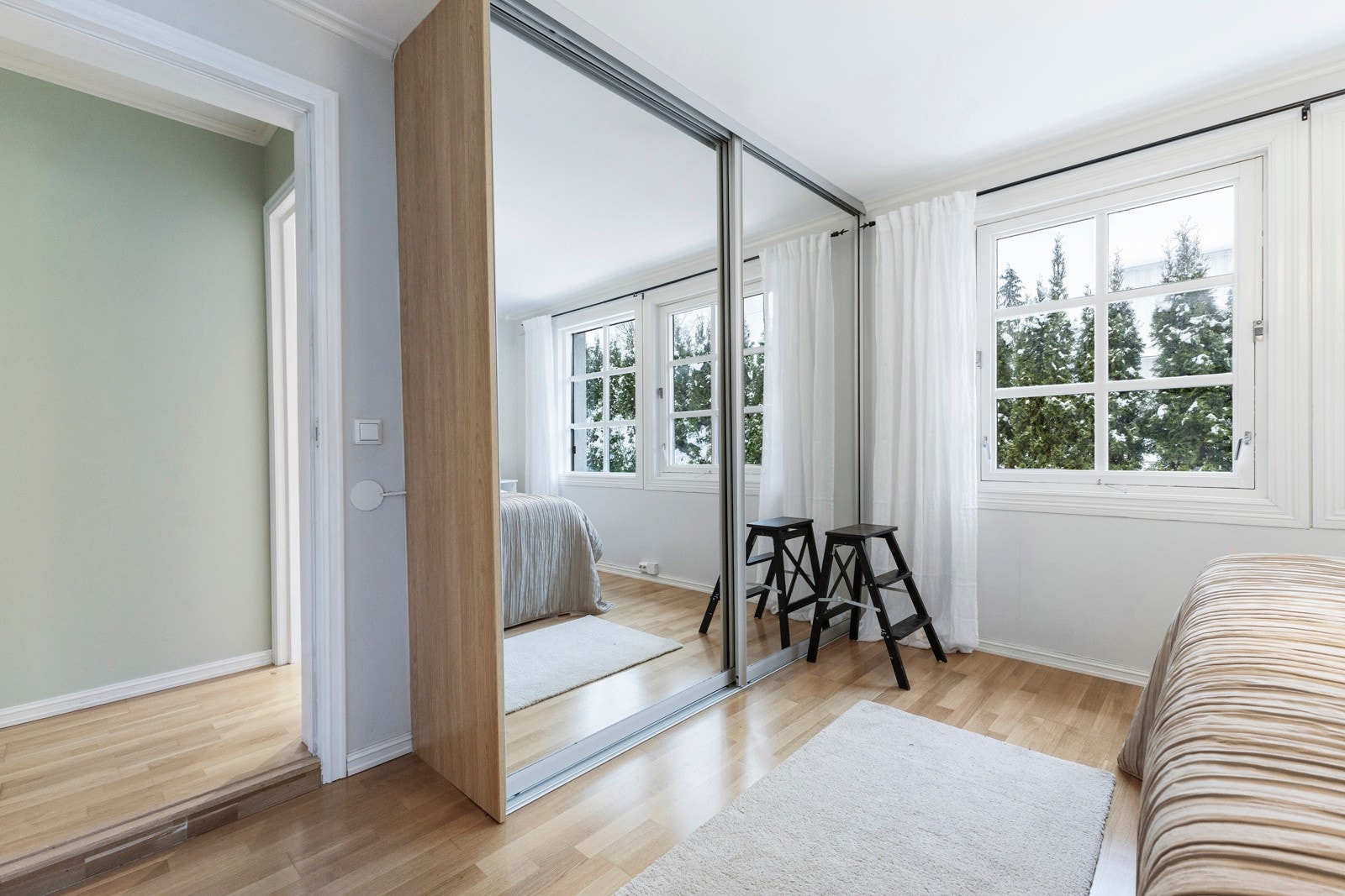 Store vindusflater gir godt lysinnslipp, og rommet oppleves som et behagelig privat tilfluktssted. Galleribilde