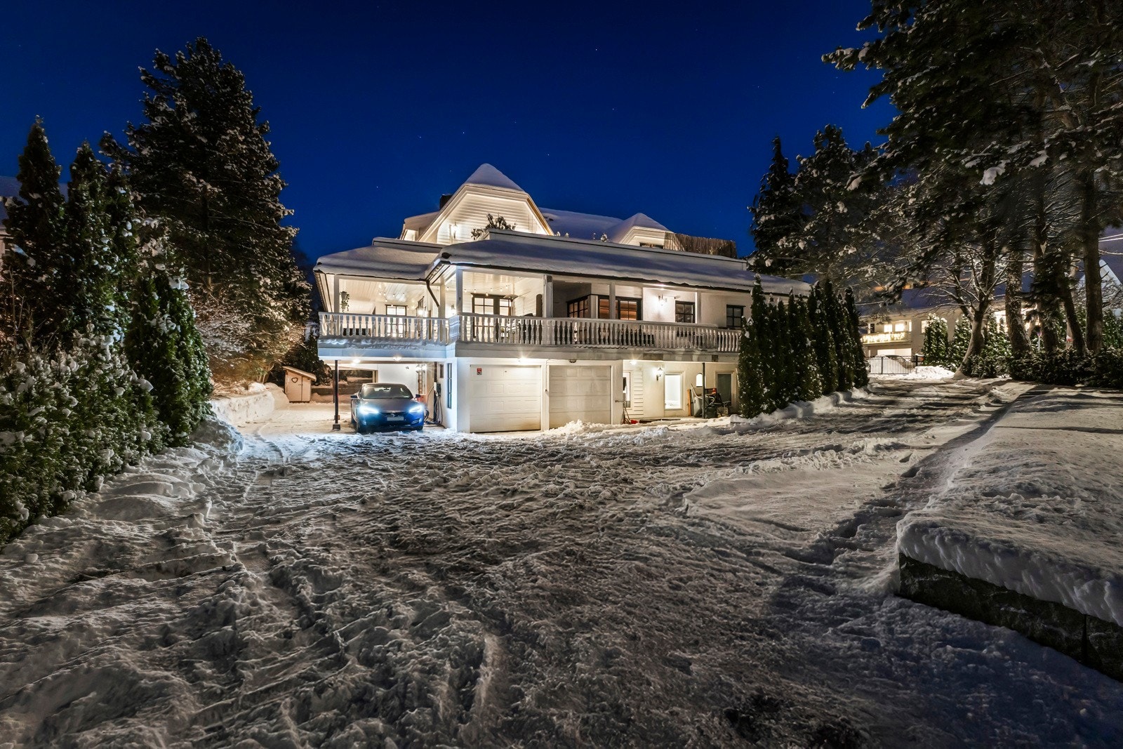 Velkommen til Bjerkealléen 10C! En romslig og elegant bolig med særegne kvaliteter og sjeldent potensial. Galleribilde