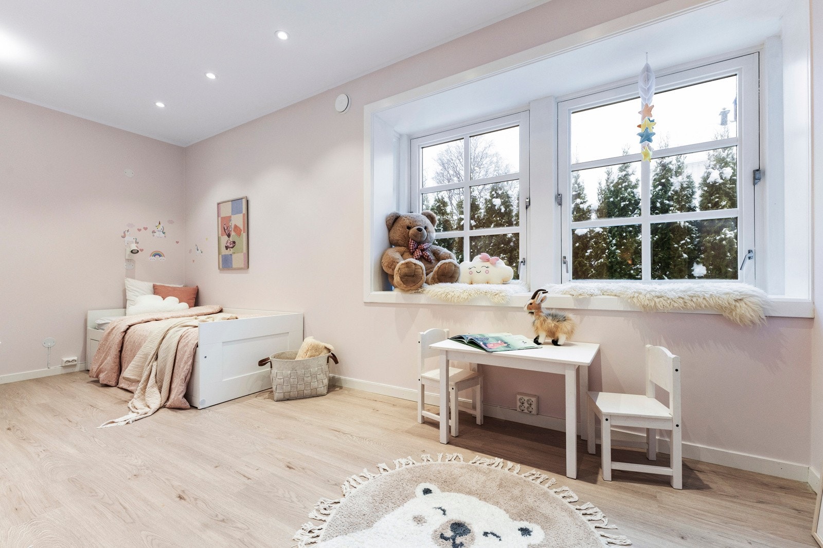Boligens andre soverom egner seg utmerket som barnerom, gjesterom eller hjemmekontor. Galleribilde