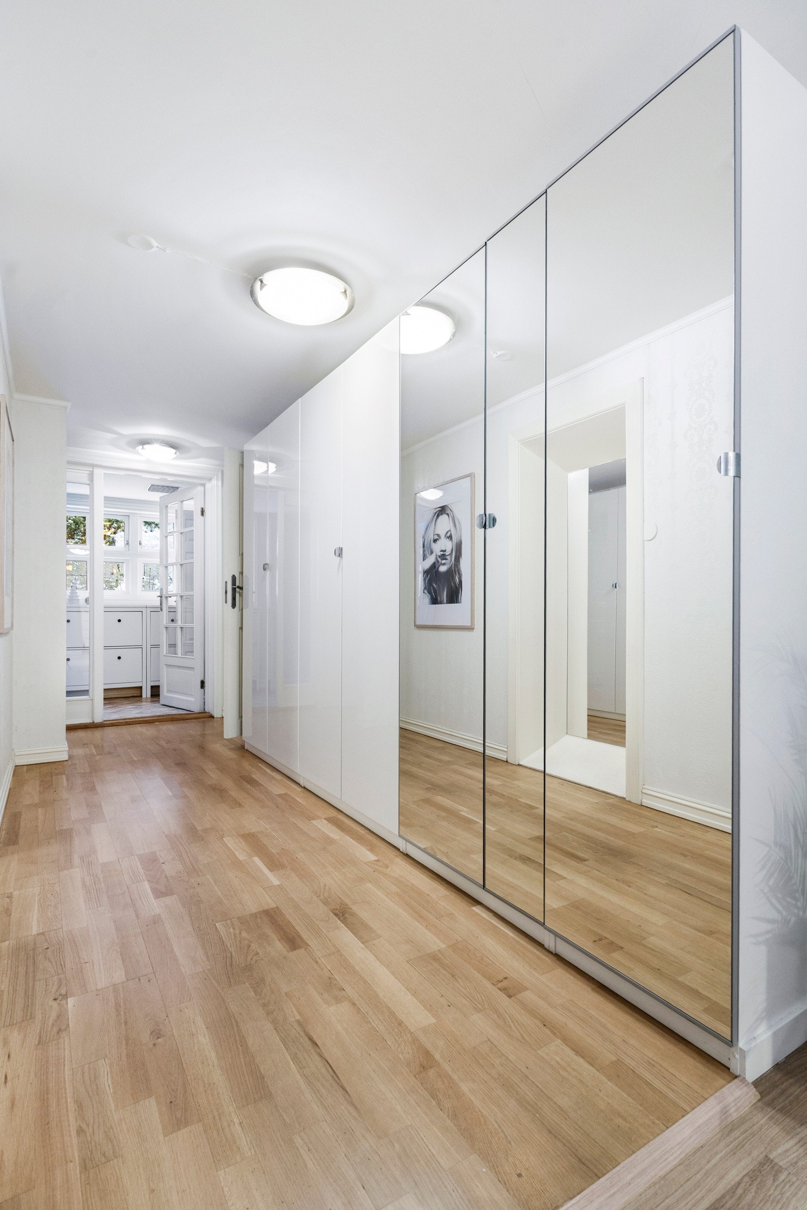 Gangen gir god flyt videre til soverom, bad og oppholdsrom, og bidrar til en gjennomført og funksjonell planløsning. Galleribilde