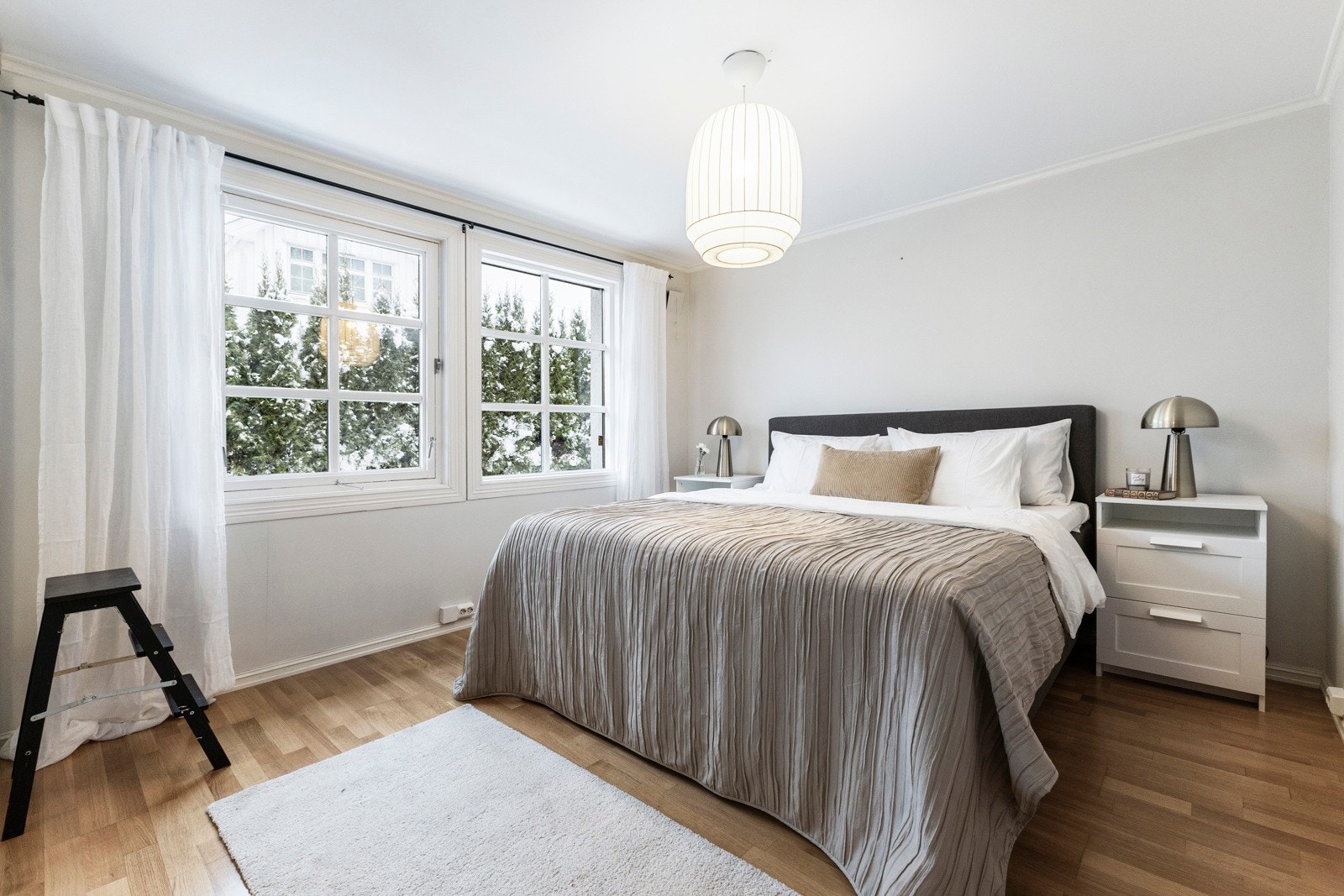 Hovedsoverommet er romslig og rolig, med god plass til dobbeltseng og garderobeløsning. Galleribilde