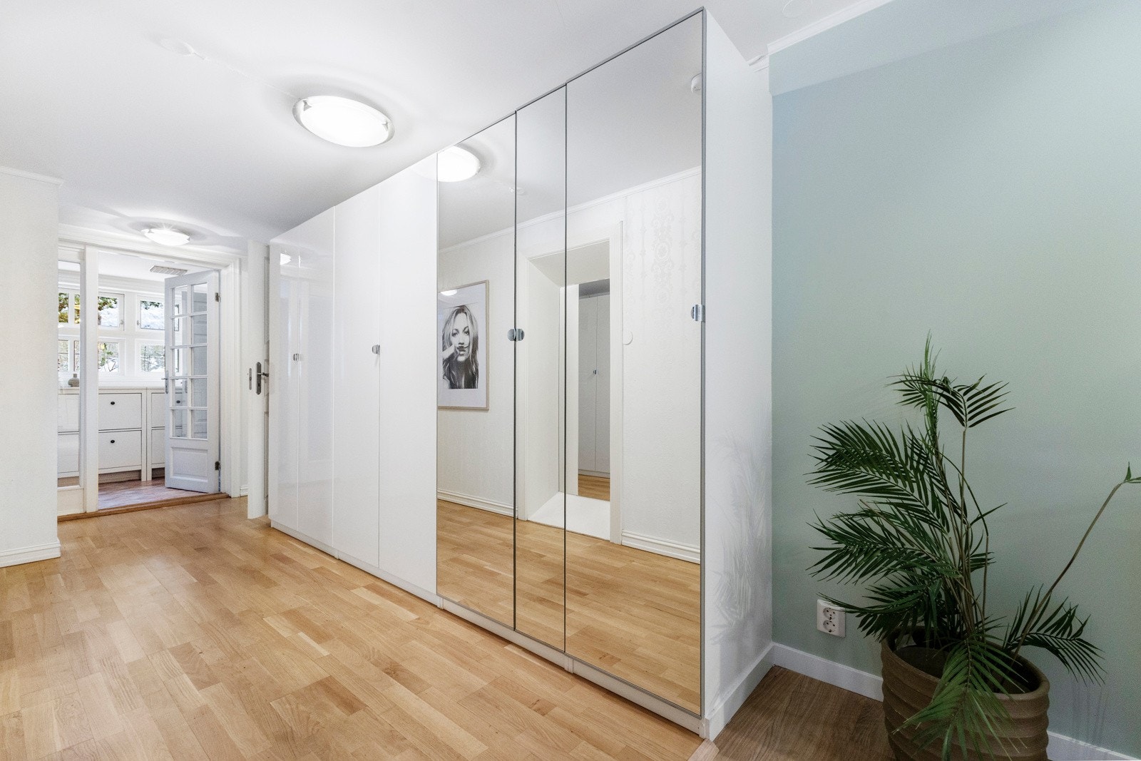 Fra entréen går man videre inn i en romslig gang som knytter rommene sammen på en naturlig og oversiktlig måte. Galleribilde