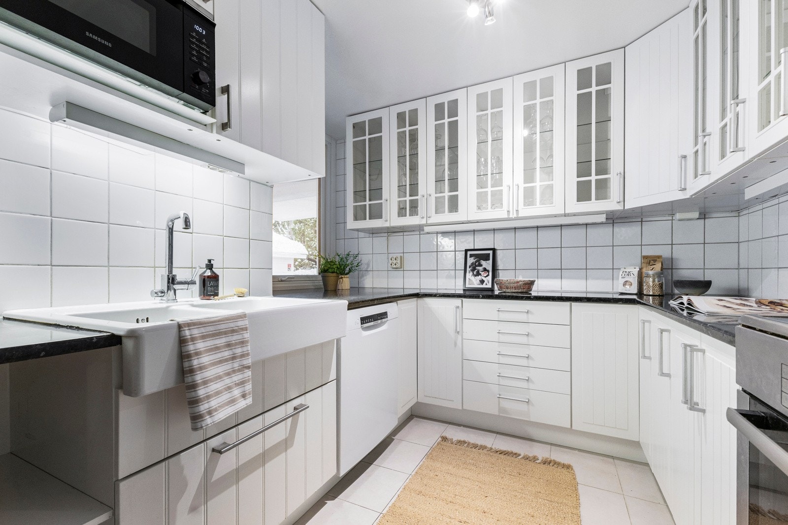 Kjøkkenet i underetasjen er utformet med glatte fronter og en funksjonell planløsning som egner seg godt for både utleie og selvstendig bruk. Galleribilde