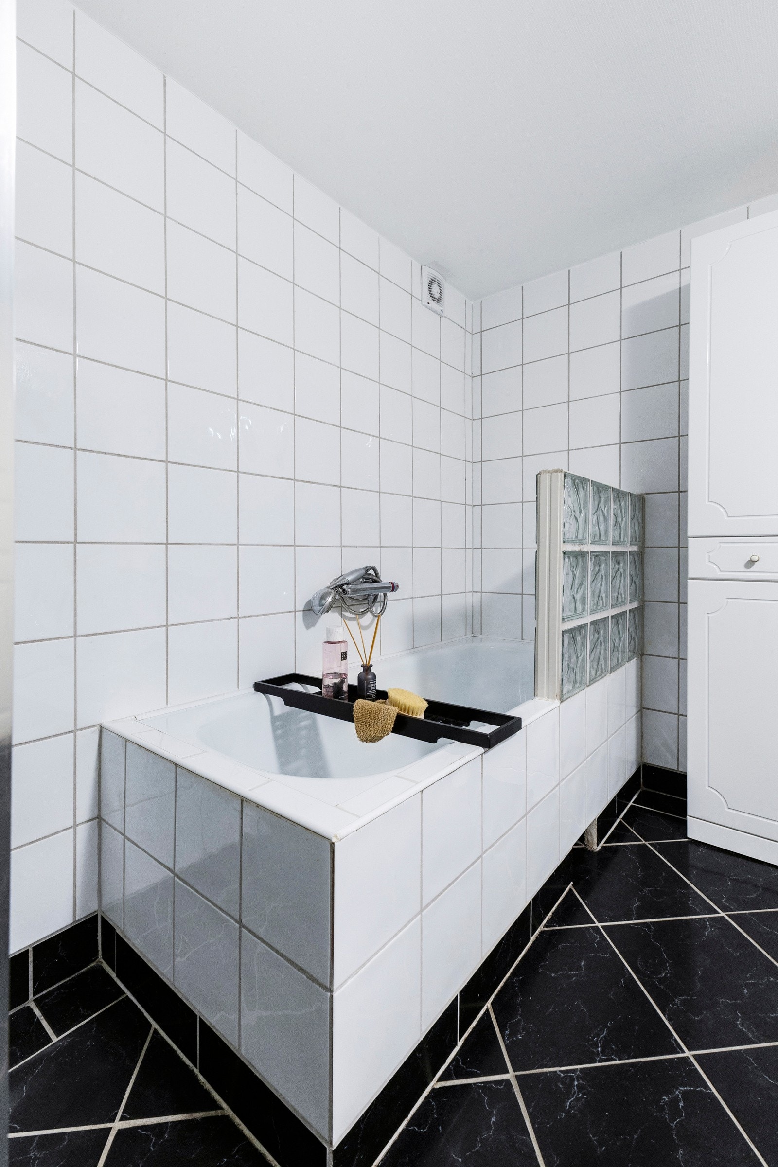 Flislagte overflater gir et tidløst og lettstelt preg, og rommet oppleves solid og funksjonelt. Galleribilde