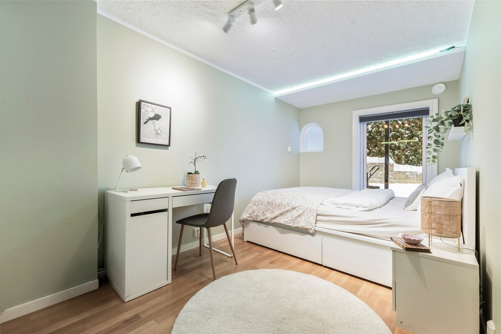 Det andre soverommet i underetasjen har tilsvarende god størrelse og gode møbleringsmuligheter. Galleribilde