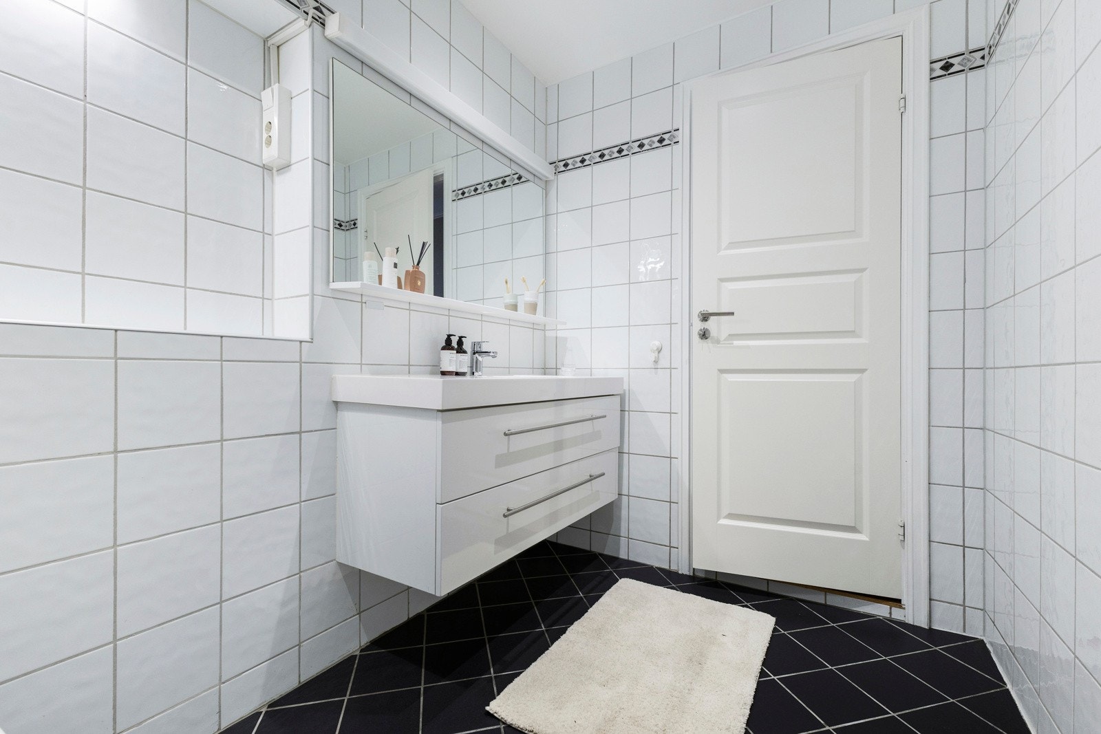 Det er innredet med glatt baderomsinnredning med heldekkende servant, speil med integrert belysning, toalett og dusjhjørne med glassdører. Galleribilde