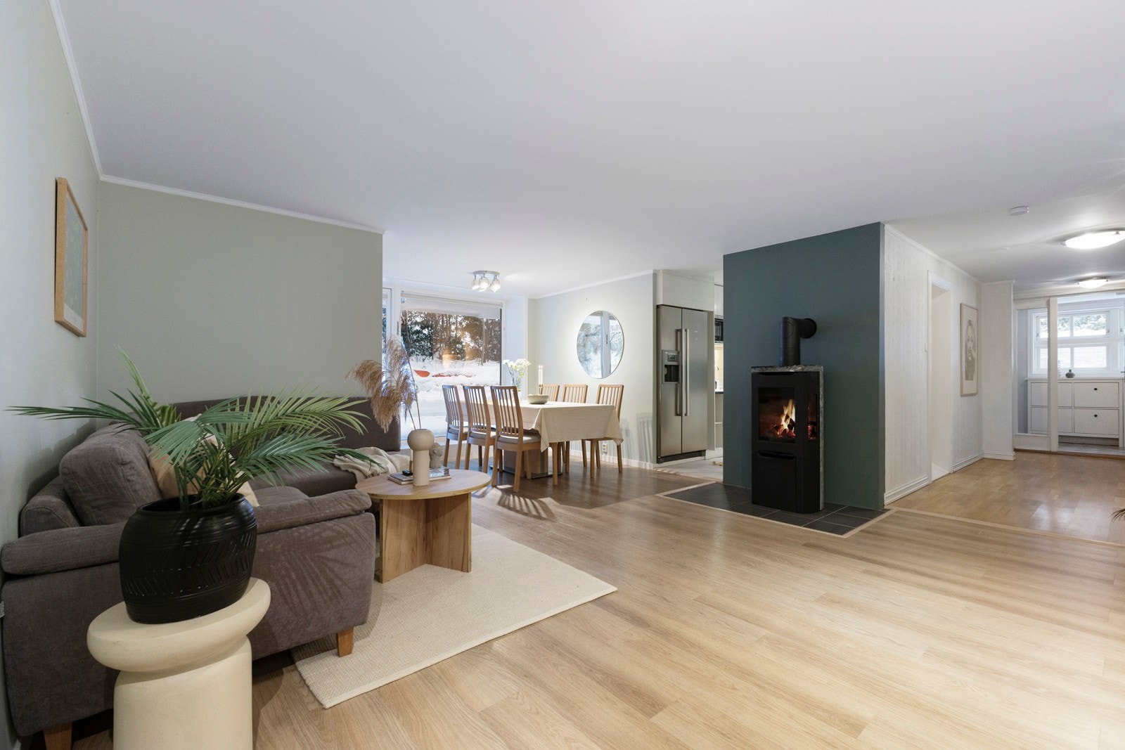 Underetasjen rommer en romslig og innbydende stue, med god plass til både sofagruppe og egen spisegruppe Galleribilde