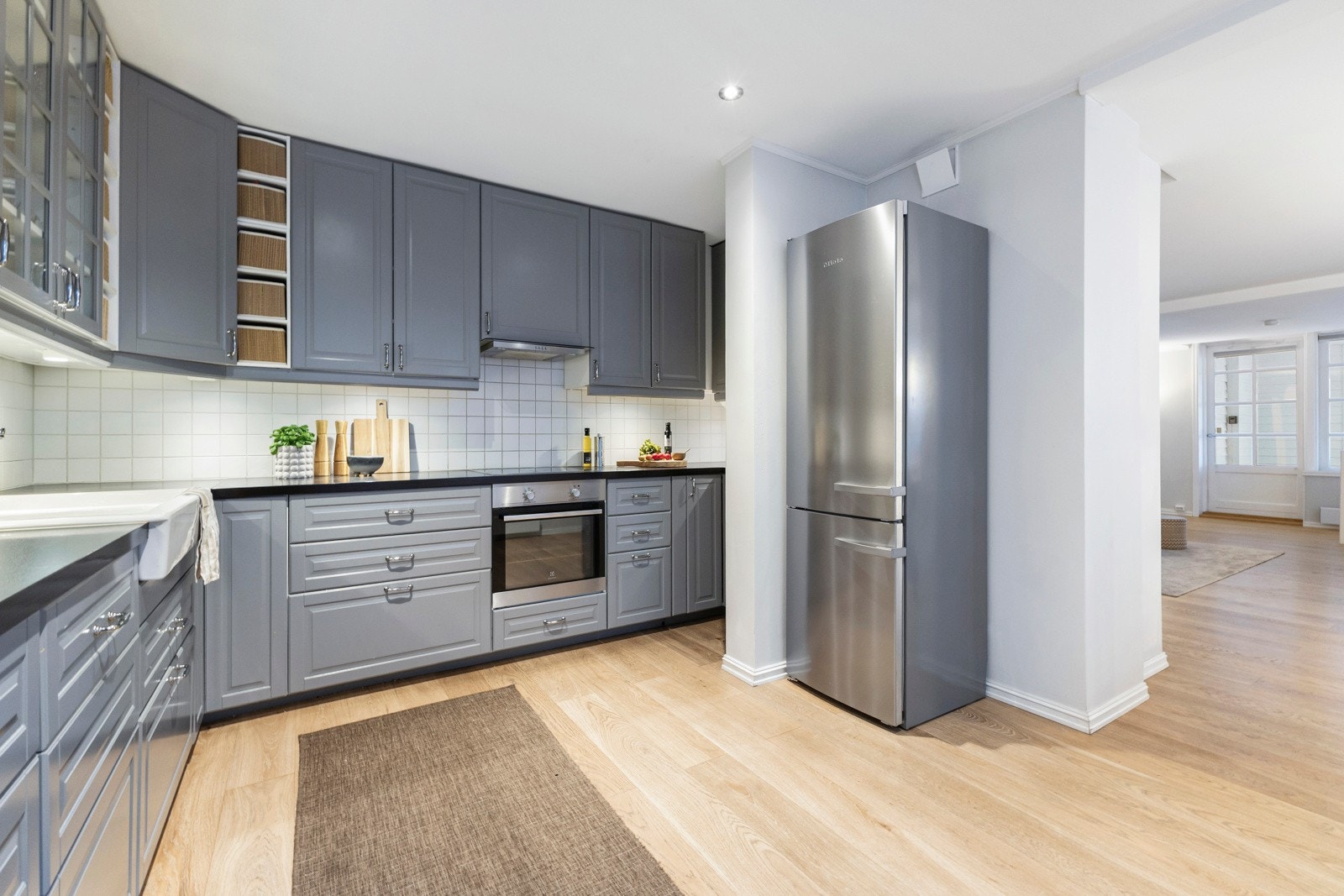 Planløsningen gir en naturlig forbindelse til spisegruppen i stuen, samtidig som kjøkkenet oppleves som et rolig og separat arbeidsrom for matlaging. Galleribilde