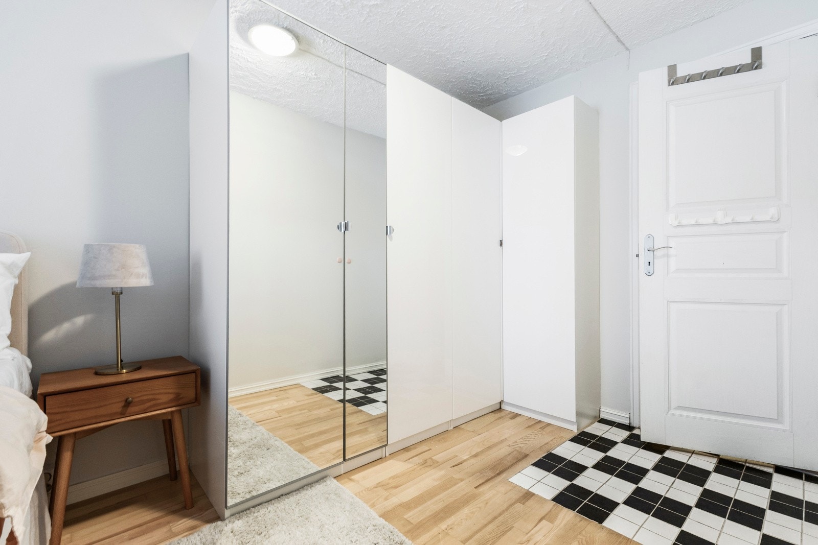 Rommet fremstår lyst og behagelig, og fungerer utmerket som soverom, gjesterom eller kontor. Galleribilde