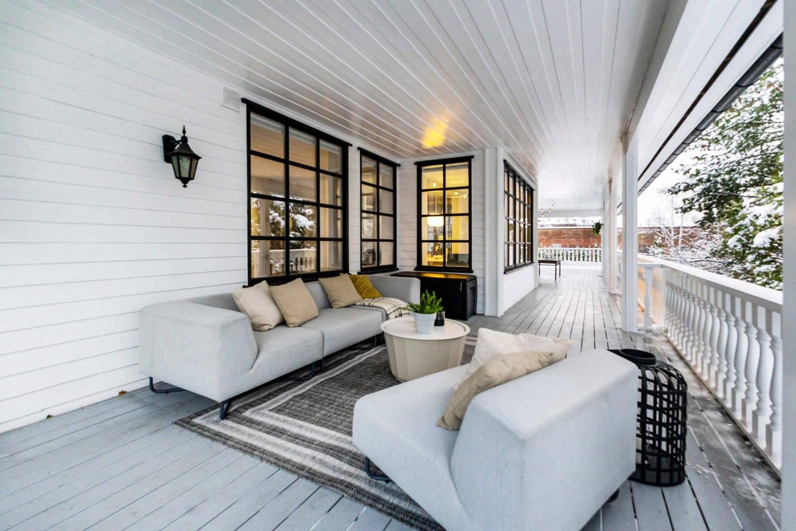 Med god størrelse og fleksibel utforming er verandaen ideell for å skape flere soner Galleribilde