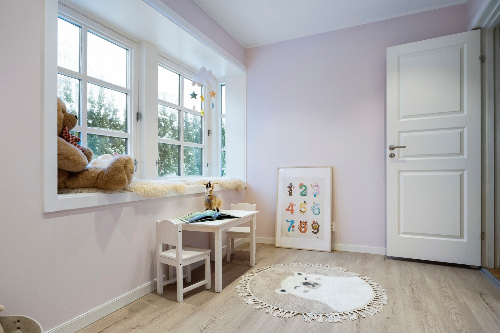 Rommet har en god størrelse og fleksible møbleringsmuligheter, og passer naturlig inn i boligens helhetlige planløsning. Galleribilde