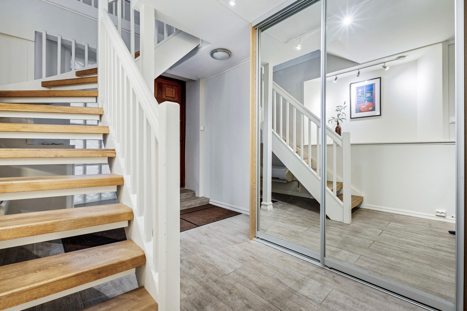 Boligen ønskes velkommen via en romslig og innbydende entré som setter tonen for resten av hjemmet Galleribilde