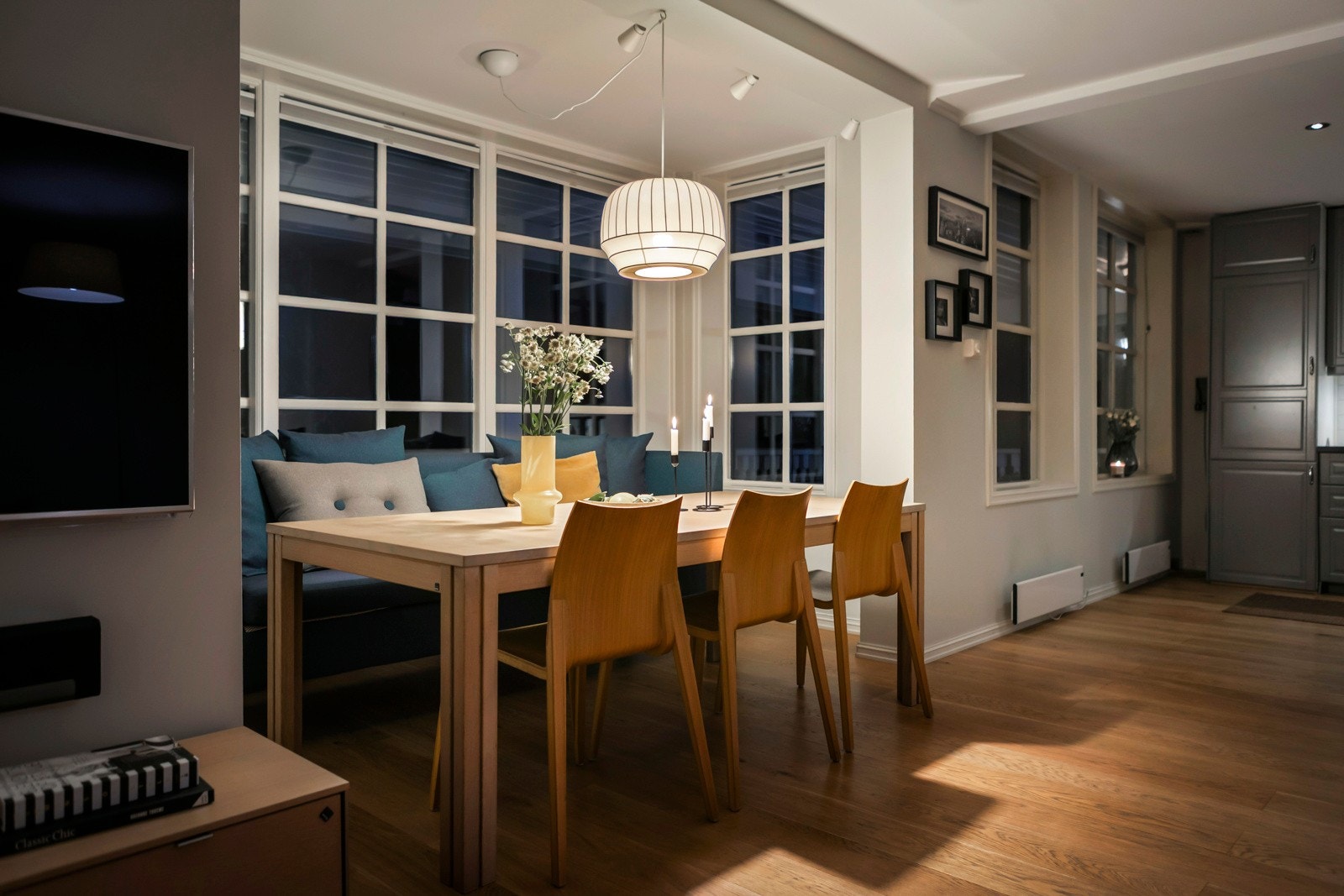 Plasseringen gir en fin balanse mellom åpenhet og struktur i rommet. Galleribilde