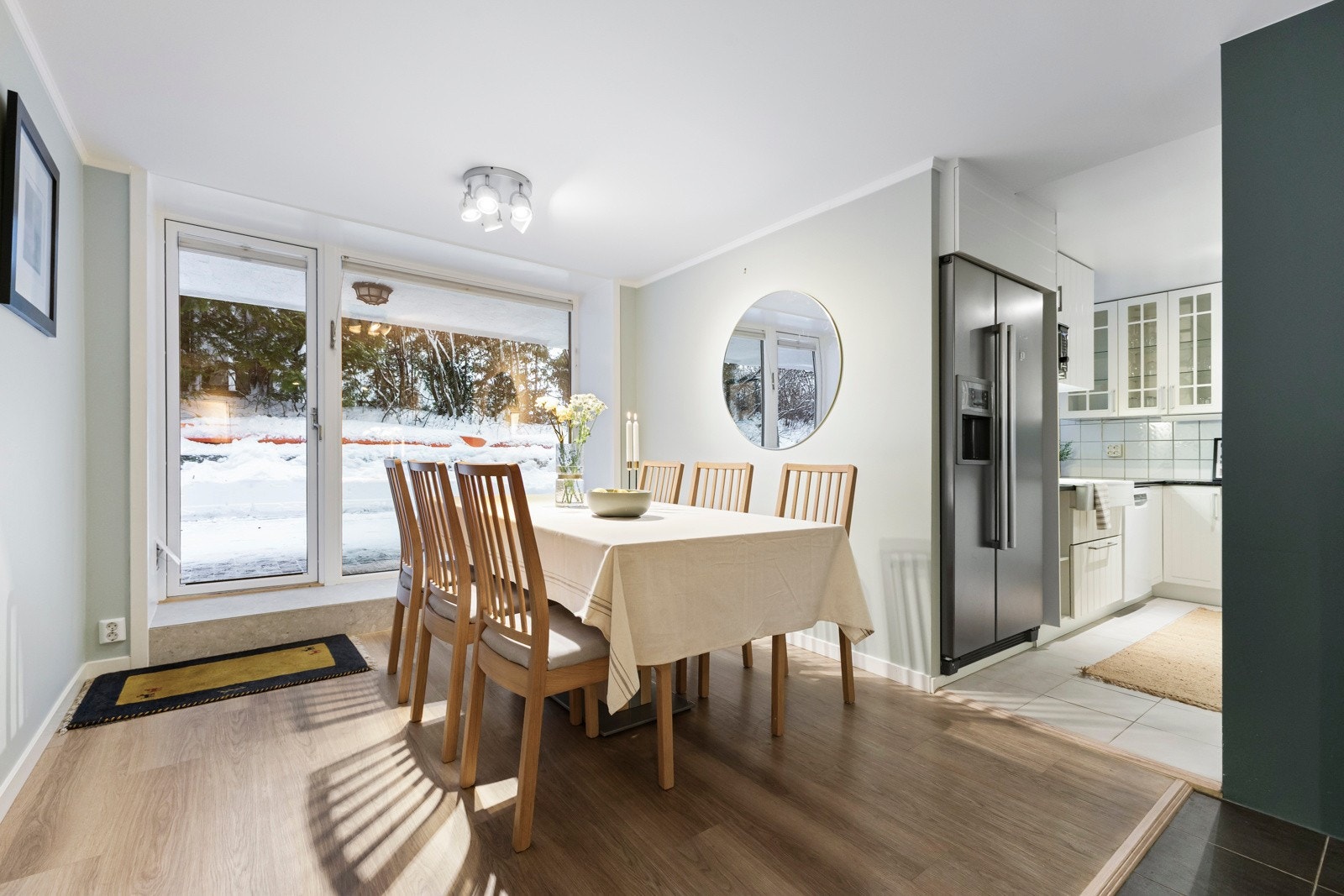 Gode lysforhold og romslige flater gir stuen en åpen og komfortabel karakter, velegnet for både hverdagsliv og sosiale sammenkomster. Galleribilde