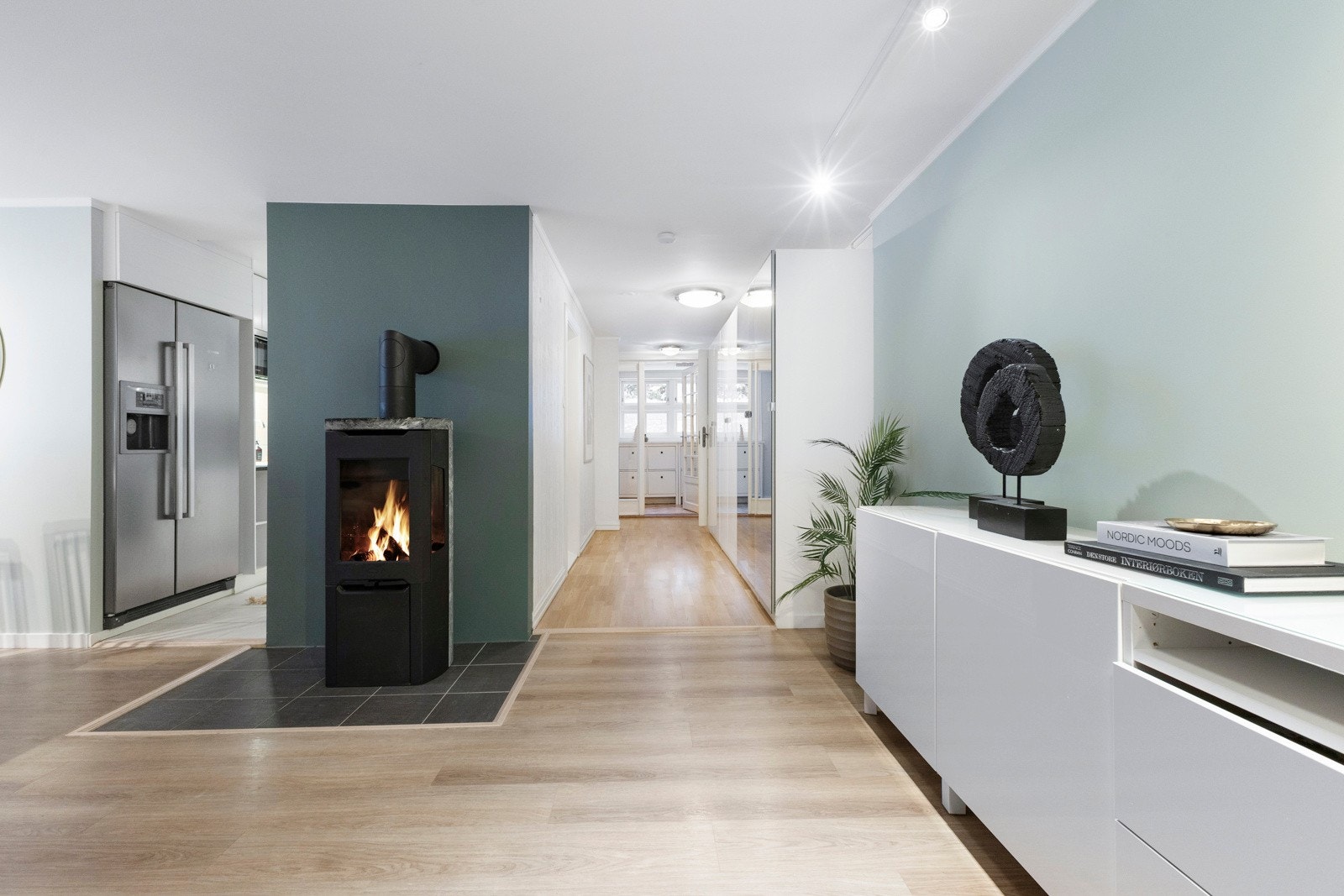 Arealet gir samtidig gode muligheter for fremtidig omdisponering, herunder etablering av kjøkkenløsning, noe som kan frigjøre dagens kjøkken til bruk som soverom. Galleribilde