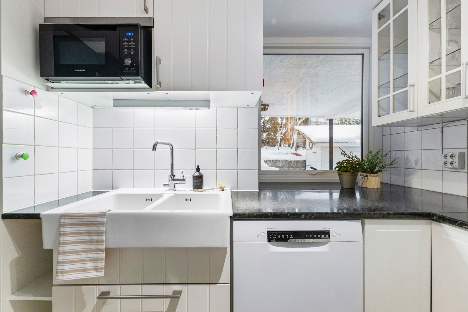 Kjøkkenet fremstår praktisk og effektivt, med gode forutsetninger for enkel tilpasning ved eventuell omdisponering av rommene i henhold til alternativ planløsning. Galleribilde