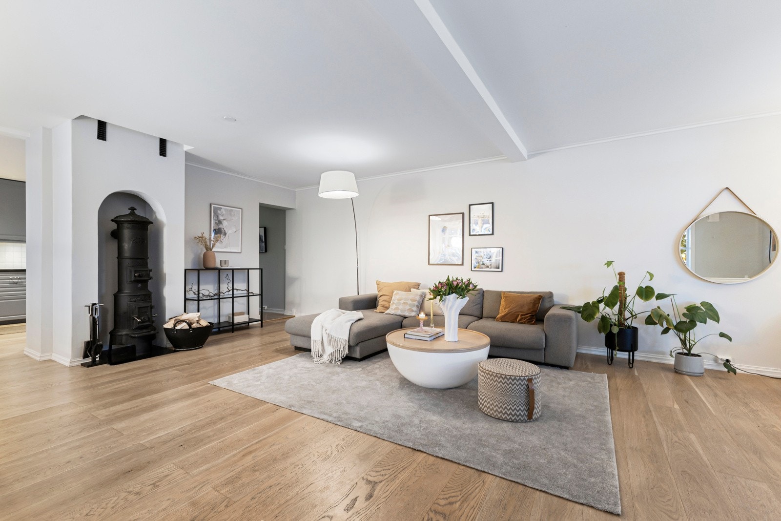 Stuen er romslig, lys og elegant, med store vindusflater som slipper inn rikelig med dagslys og skaper en luftig romfølelse. Galleribilde