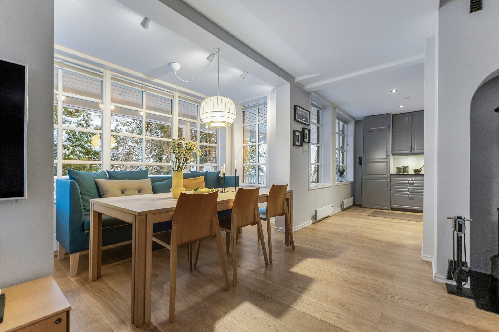 Her får man en lys og sosial ramme rundt måltidene, med direkte nærhet til kjøkkenet og flott utsyn mot den store verandaen. Galleribilde