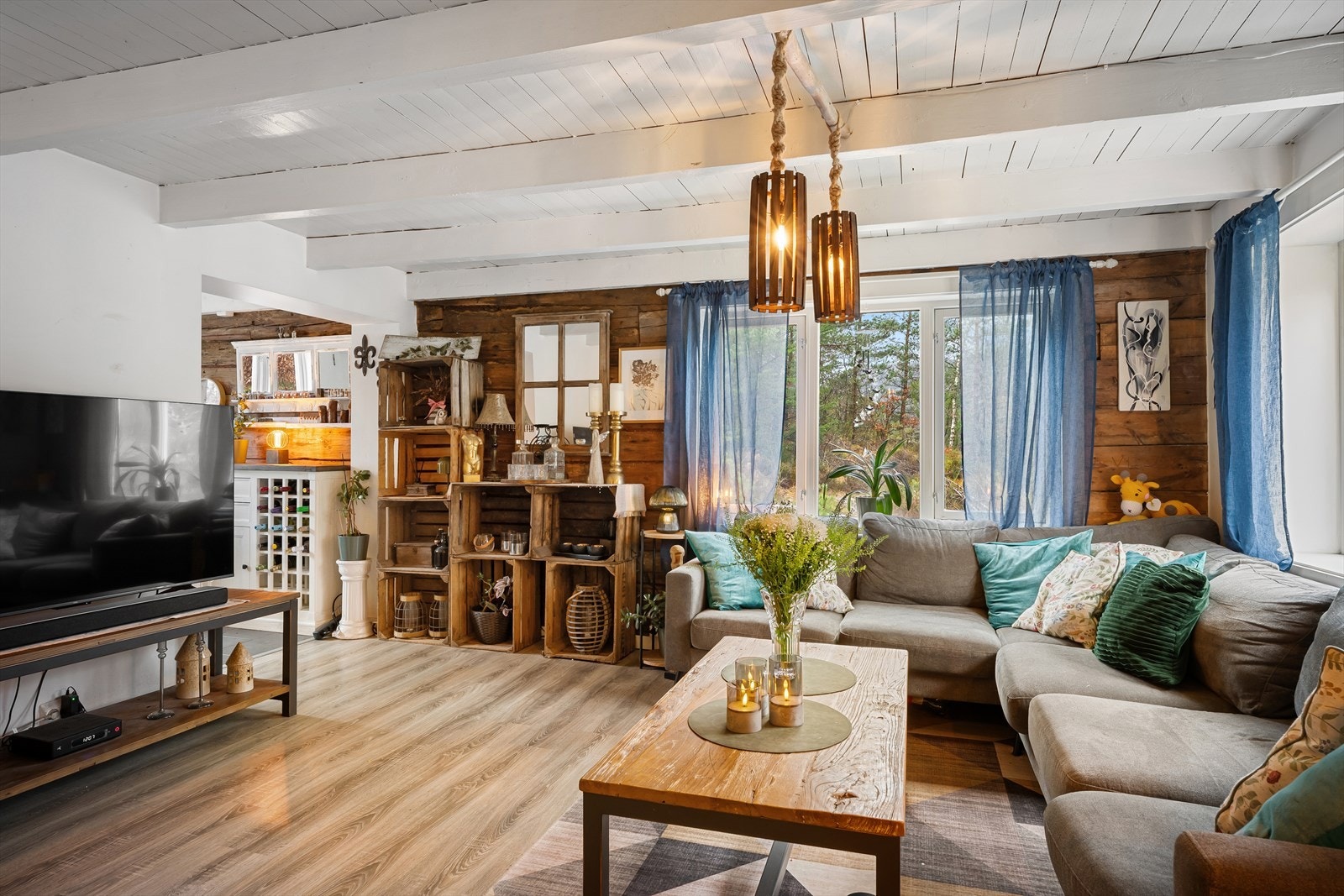 En sjarmerende og hjemmekoselig fritidsbolig! Her får du en kombinasjon av rustikk hytteidyll og moderne komfort. Galleribilde