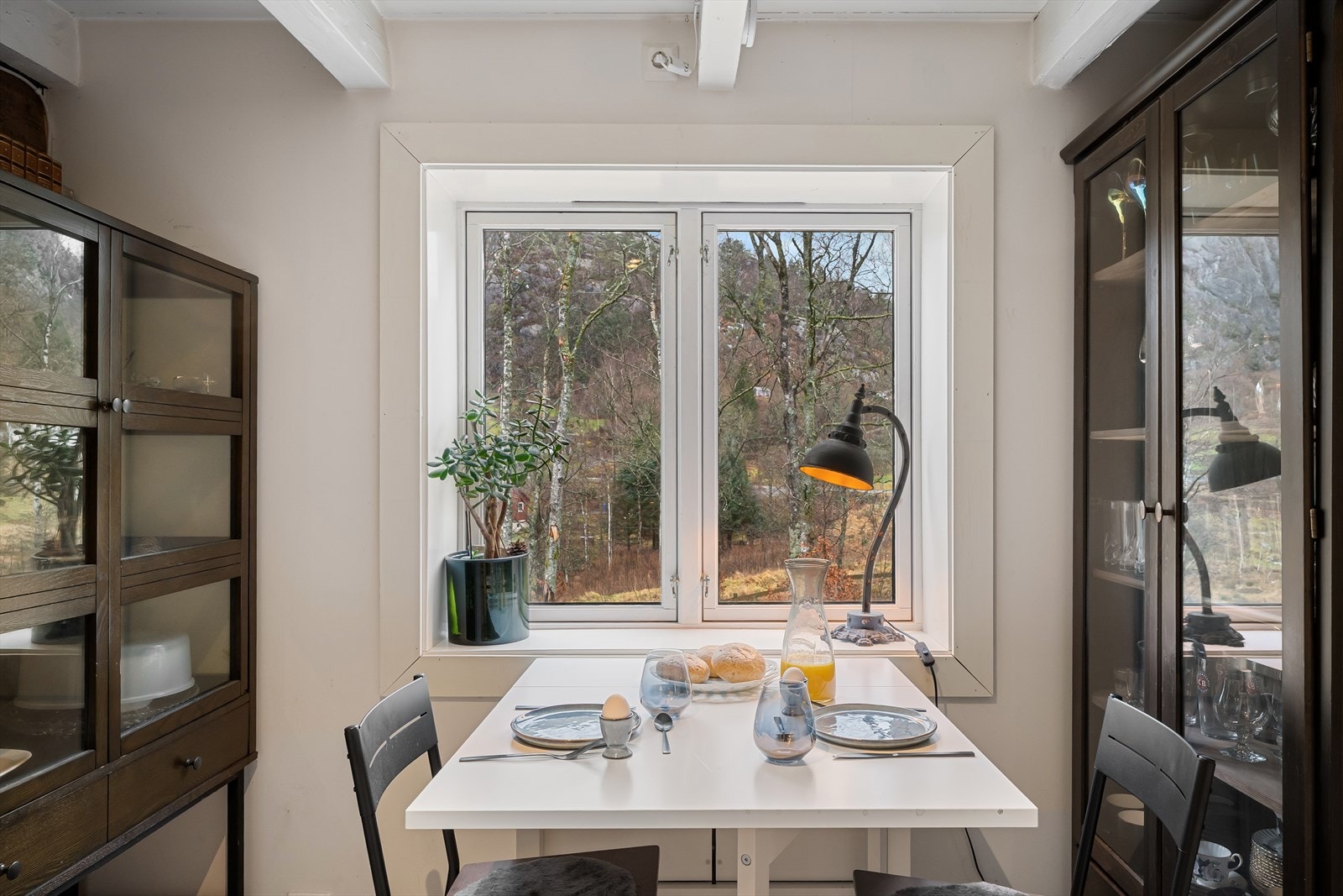 Utsikten mot de grønne omgivelsene gir en følelse av ro og harmoni. Galleribilde