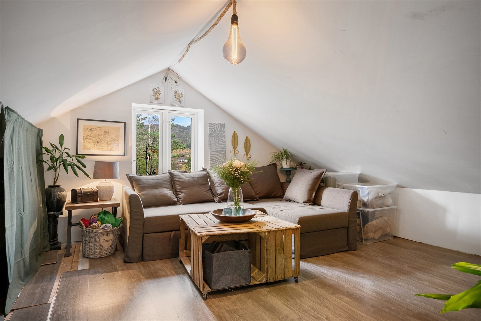 Loftstue med plass til oppbevaring. Galleribilde