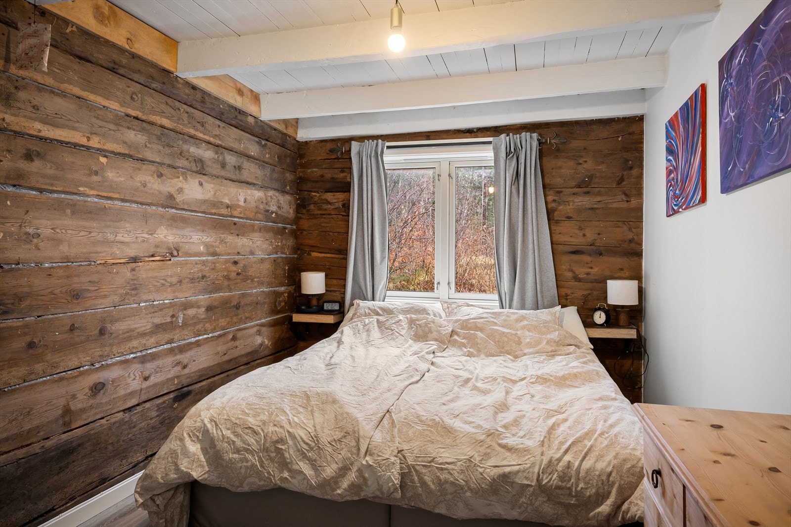 Fritidsboligen har ett soverom i hovedetasjen. Galleribilde