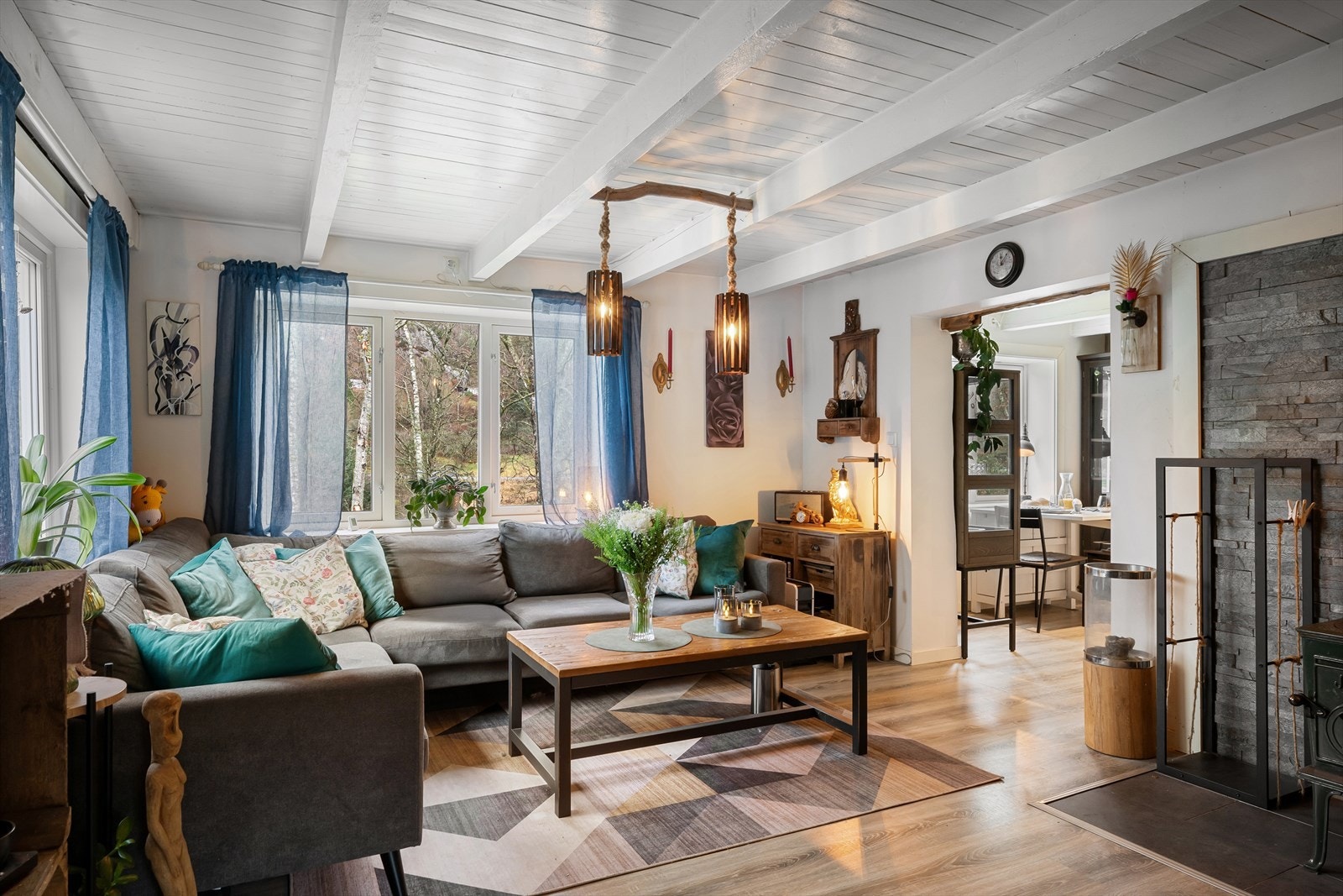 Stuen er et naturlig samlingspunkt og byr på god plass og et fantastisk lysinnslipp gjennom store vindusflater. Galleribilde