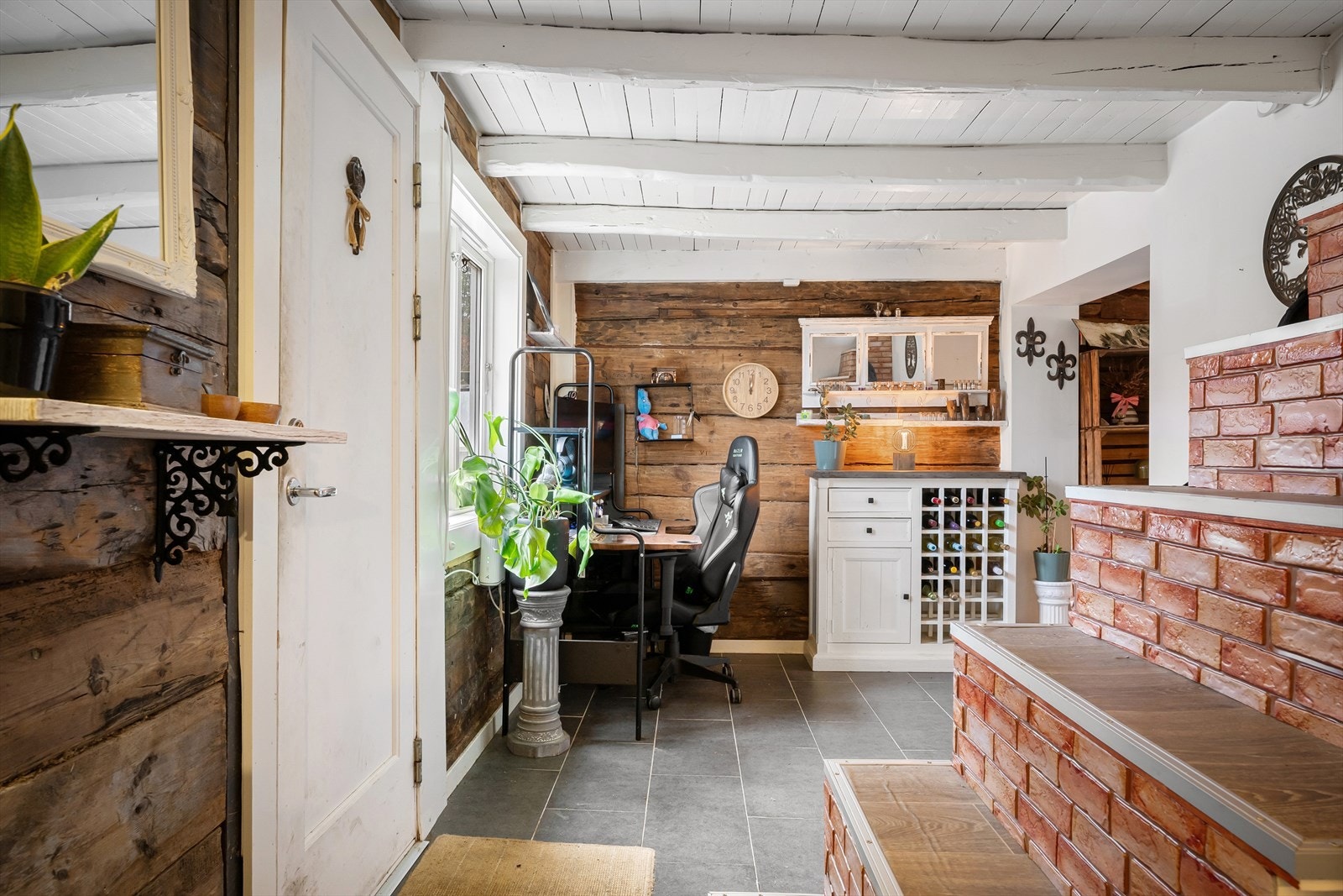 Tømmervegger og synlige bjelker i taket skaper en lun og tidløs atmosfære. Galleribilde